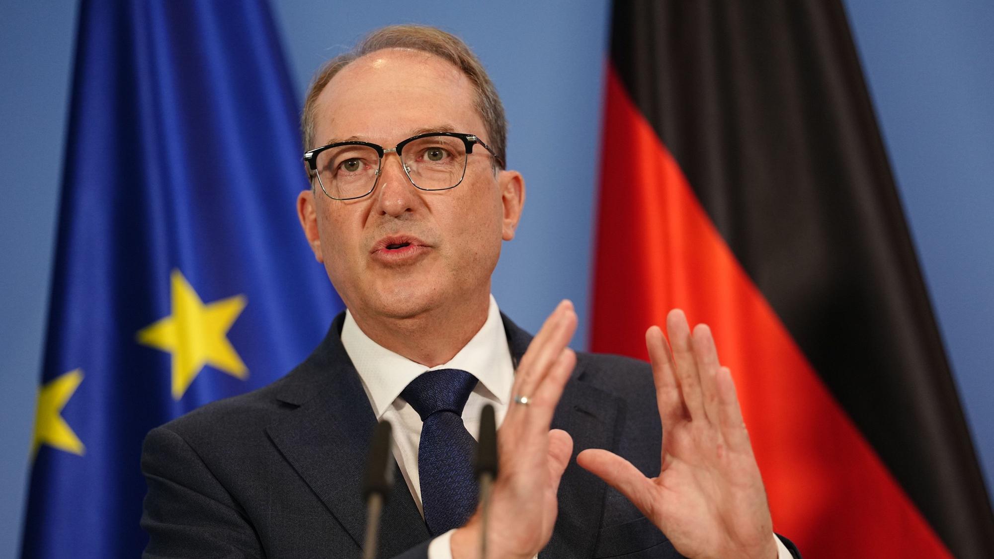 Will „zu gegebener Zeit“ über den nächsten Antisemitismusbeauftragten entscheiden: Bundesinnenminister Alexander Dobrindt (CSU)