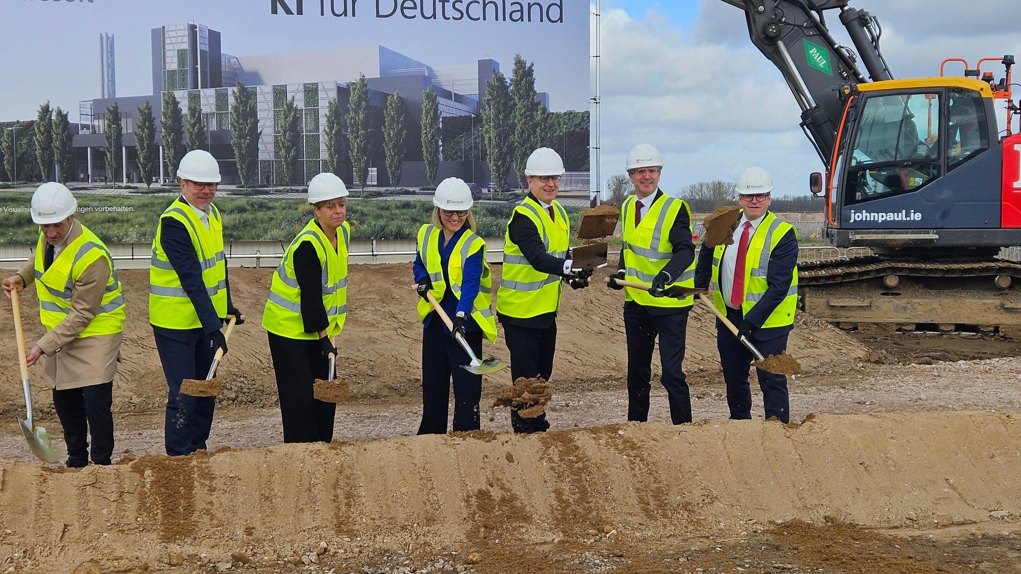 Im Rhein-Erft-Kreis wird weiter gebuddelt – und zwar für die Zukunft: Bürgermeister aus dem Kreis und andere Beteiligte beim Spatenstich für ein Microsoft-Rechenzentrum.