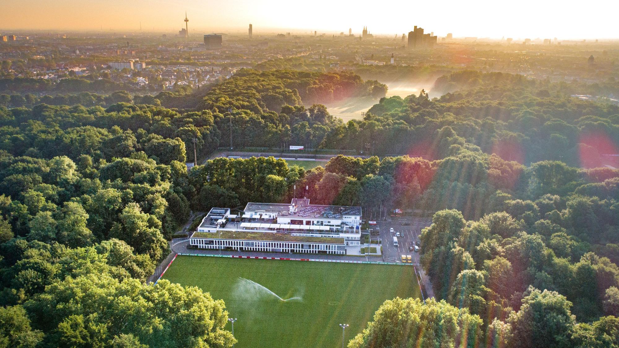 Blick auf das Geißbockheim des 1. FC Köln.
