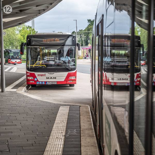 Wupsi-Busse in Leverkusen Mitte: Das Unternehmen wird mindestens bis Ende 2030 von Marc Kretkowski geführt.