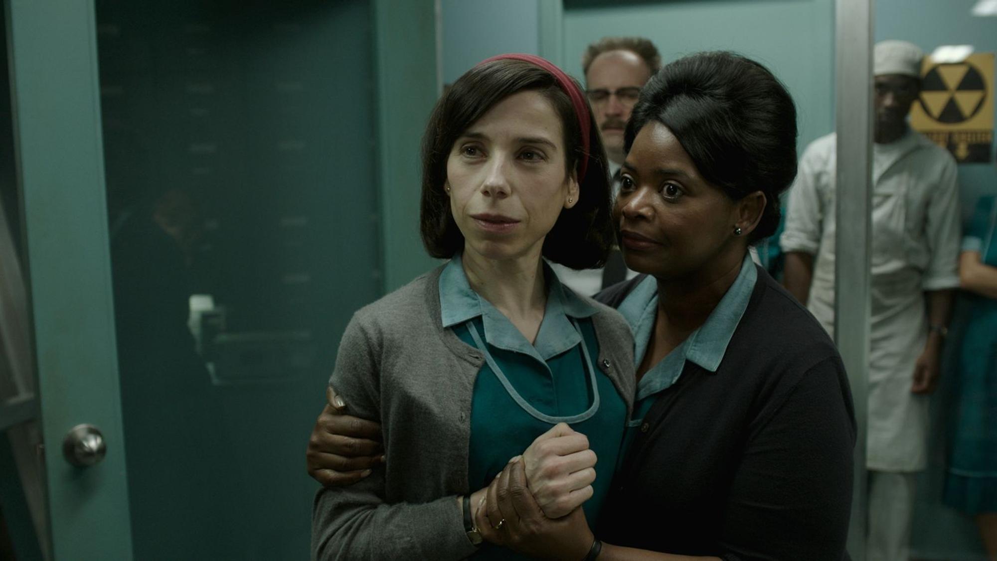 Die stumme Elisa (Sally Hawkins) und ihre redselige Kollegin Zelda (Octavia Spencer) gehen ihrer eintönigen Arbeit in der geheimen Forschungseinrichtung nach. (Bild: ProSieben / 2017 Twentieth Century Fox Film Corporation)