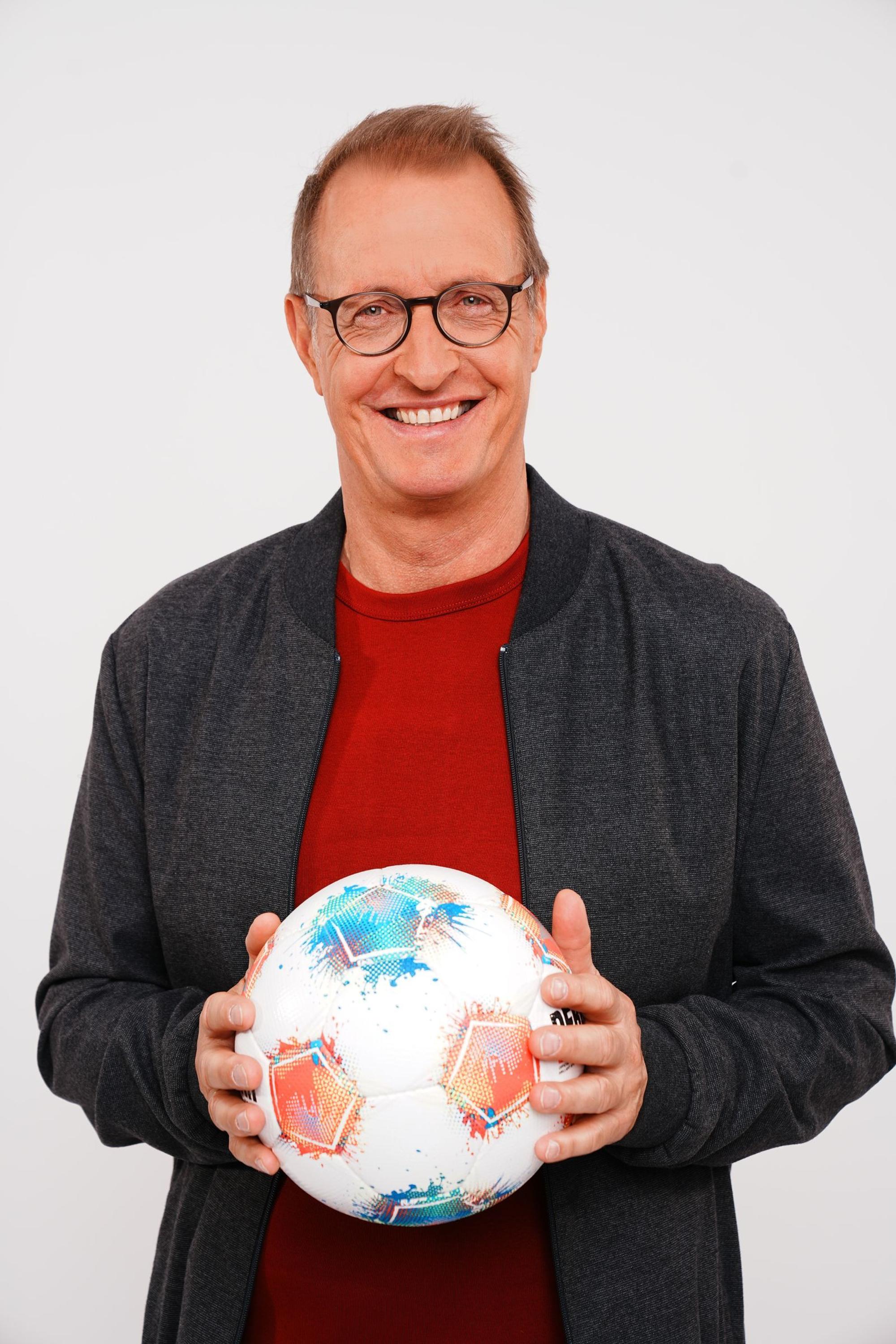 Er ist bei RTL bester Bestandteil des Formel-1-Teams und seit vielen Jahren auch beim Fußball ganz vorne dabei: Florian König. (Bild: RTL/Lena-Luise Grellert/Anne Werner)