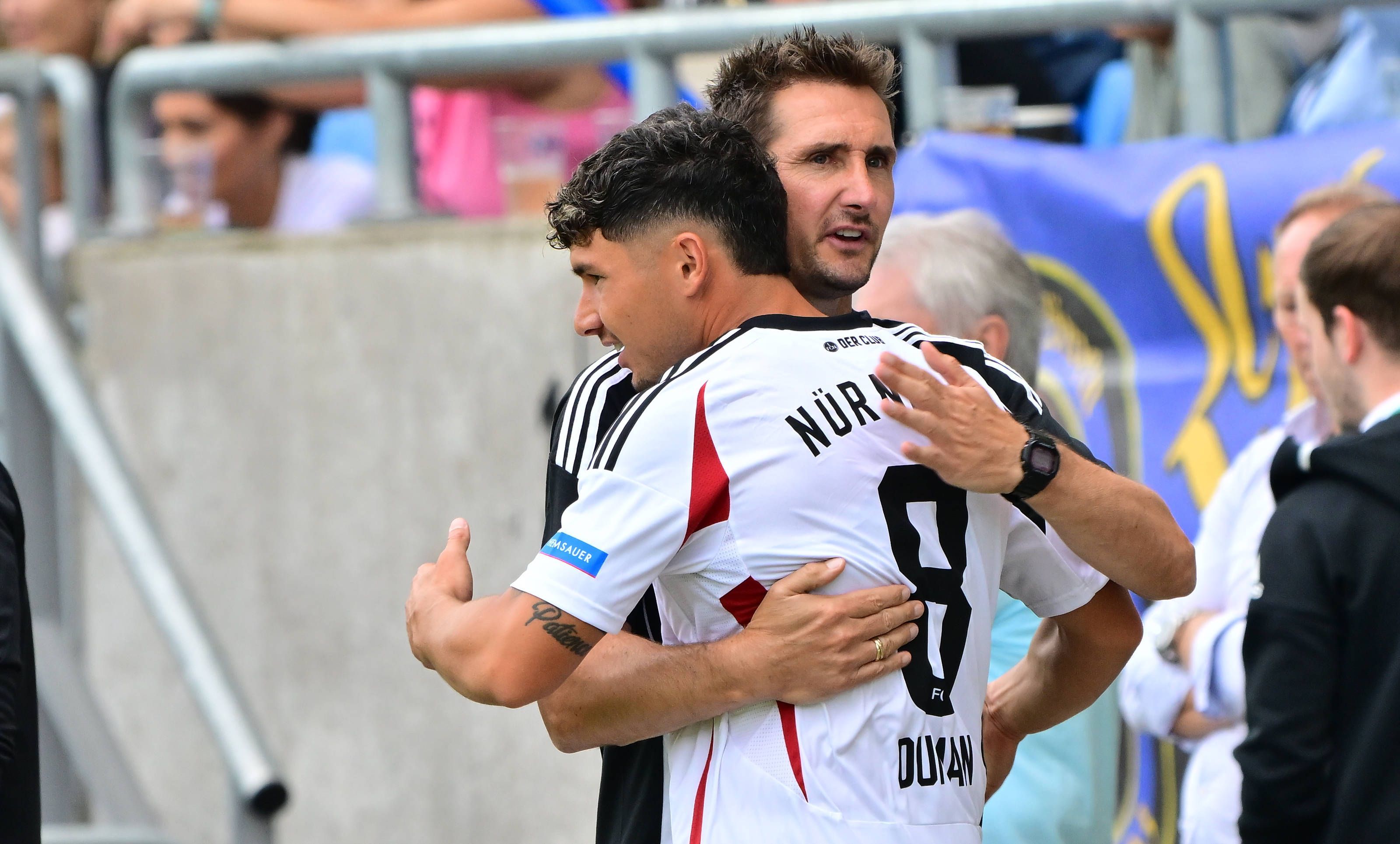 18.08.2024 - Fussball - Saison 2024 2025 - DFB-Pokal - 01. Runde: 1. FC Saarbrücken - 1. FC Nürnberg FCN  Club  - Sportfoto Zink/MeZi - xmexzix - regulations prohibit any use of photographs as image sequences and/or quasi-video - only for editorial use - Taylan Duman 8, 1. FC Nürnberg / FCN  Miroslav Klose  Trainer 1. FC Nürnberg / FCN  vor Einwechslung *** 18 08 2024 Football season 2024 2025 DFB Pokal 01 round 1 FC Saarbrücken 1 FC Nürnberg FCN Club Sportfoto Zink MeZi xmexzix regulations prohibit any use of photographs as image sequences and or quasi video only for editorial use Taylan Duman 8, 1 FC Nürnberg FCN Miroslav Klose Trainer 1 FC Nürnberg FCN before substitution