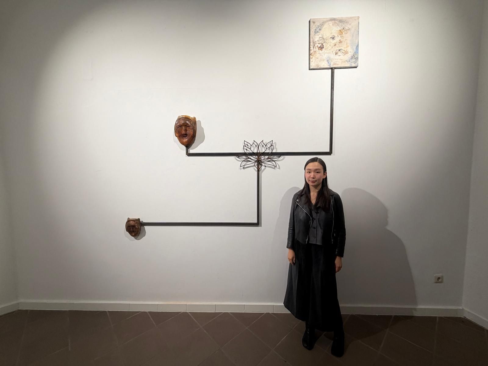 Juliana Paek arbeitet mit vielen unterschiedlichen Materialien wie Metall, Kunstharz aber auch Kaffee oder Redbull.