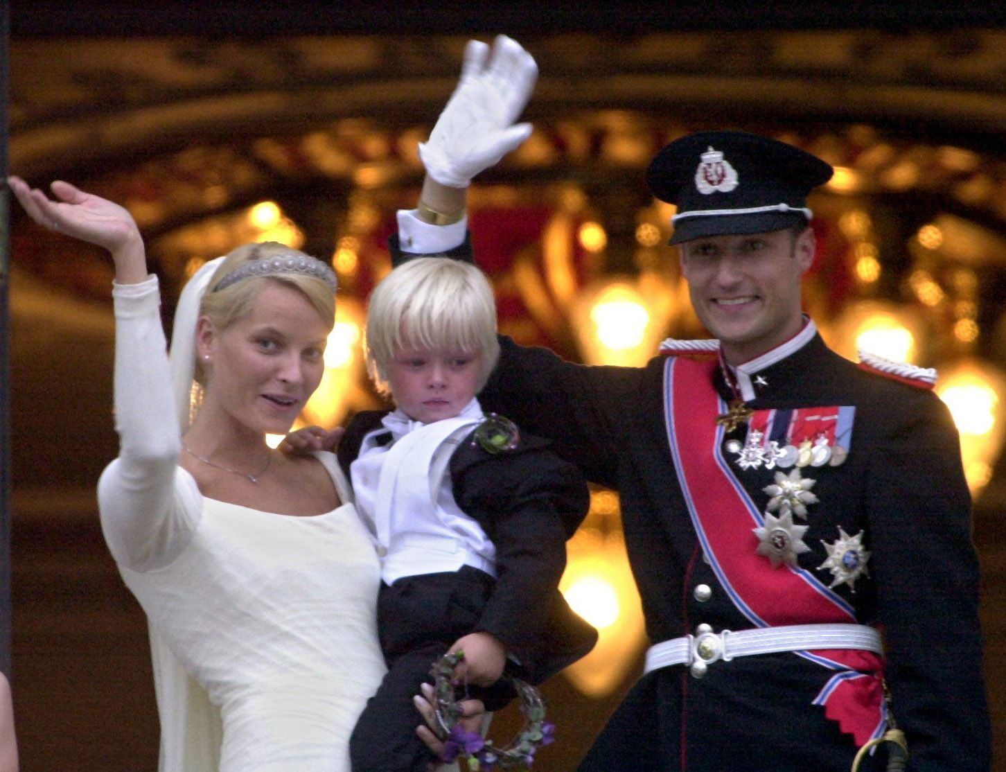 ARCHIV - 25.08.2001, Norwegen, Oslo: Vom Balkon des Königspalastes winken Kronprinz Haakon und Kronprinzessin Mette-Marit gemeinsam mit Marius, dem damals vierjährigen Sohn von Mette-Marit, nach ihrer Hochzeit der auf dem Schloßplatz versammelten Menge zu. (zu dpa: «Mette-Marit und Haakon: Seit 25 Jahren durch Dick und Dünn») Foto: Martin Athenstädt/dpa +++ dpa-Bildfunk +++