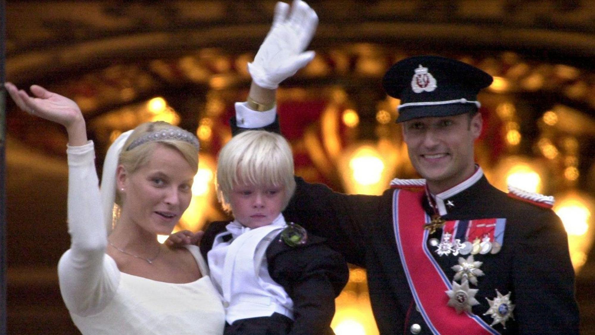 ARCHIV - 25.08.2001, Norwegen, Oslo: Vom Balkon des Königspalastes winken Kronprinz Haakon und Kronprinzessin Mette-Marit gemeinsam mit Marius, dem damals vierjährigen Sohn von Mette-Marit, nach ihrer Hochzeit der auf dem Schloßplatz versammelten Menge zu. (zu dpa: «Mette-Marit und Haakon: Seit 25 Jahren durch Dick und Dünn») Foto: Martin Athenstädt/dpa +++ dpa-Bildfunk +++