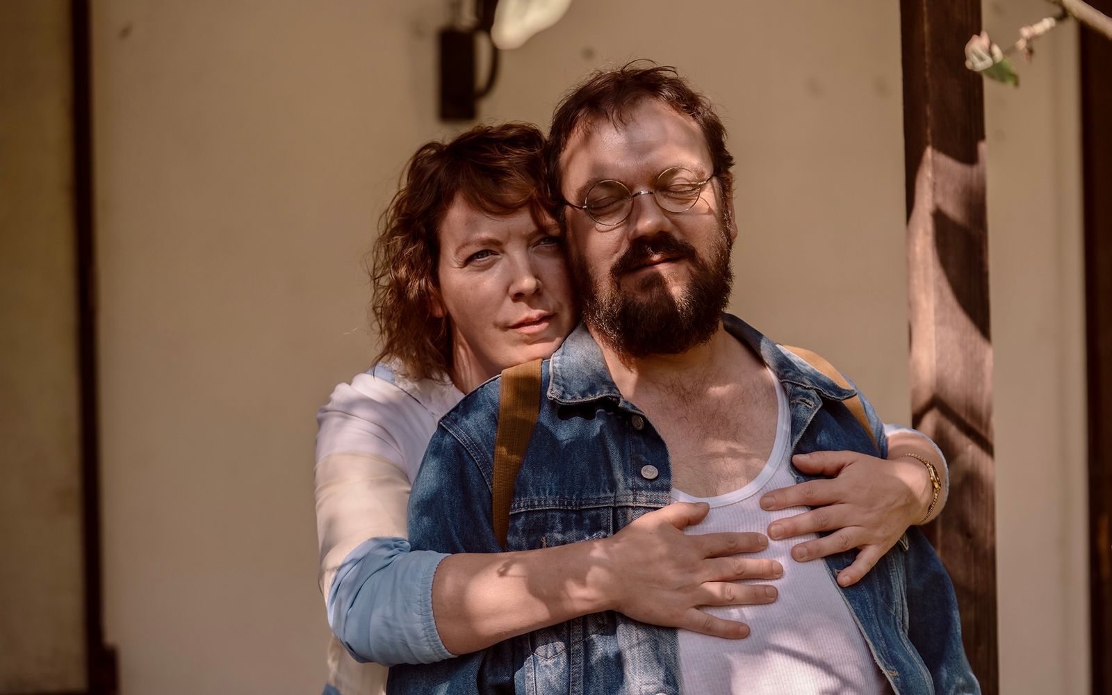 Paul (Charly Hübner) genießt das Leben mit seiner Frau Anne (Lina Beckmann), gleichzeitig zieht es ihn aber auch in die Ferne. Etwas von der Welt sehen, ein bisschen zumindest ... (Bild: Sammy Hart/Pandora Film)