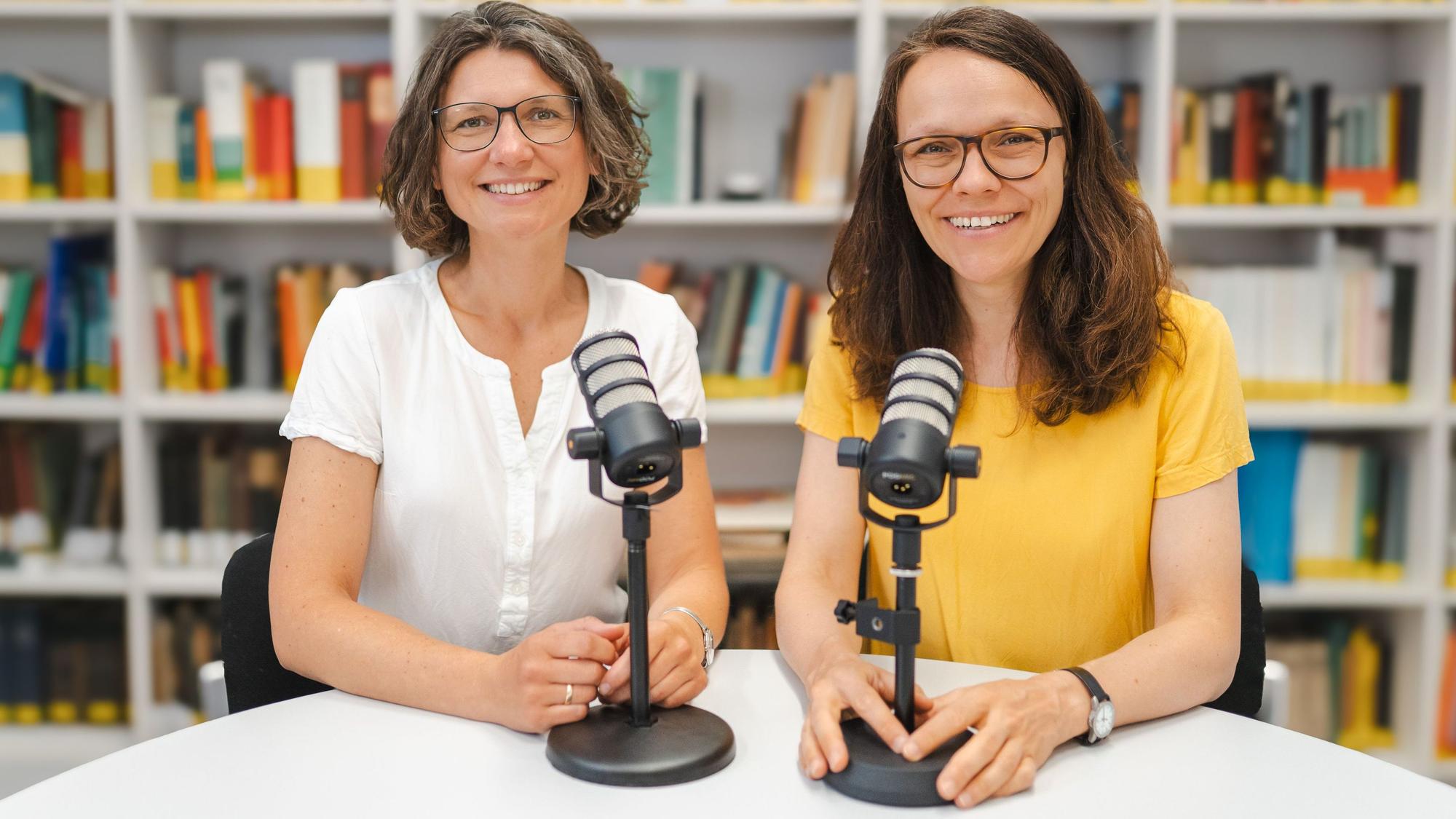Die Kriminologinnen Gina Rosa Wollinger (links) und Nicole Bögelein hosten den Podcast „True Criminology“ und sind gemeinsam zu Gast beim Kölner Stadt-Anzeiger
