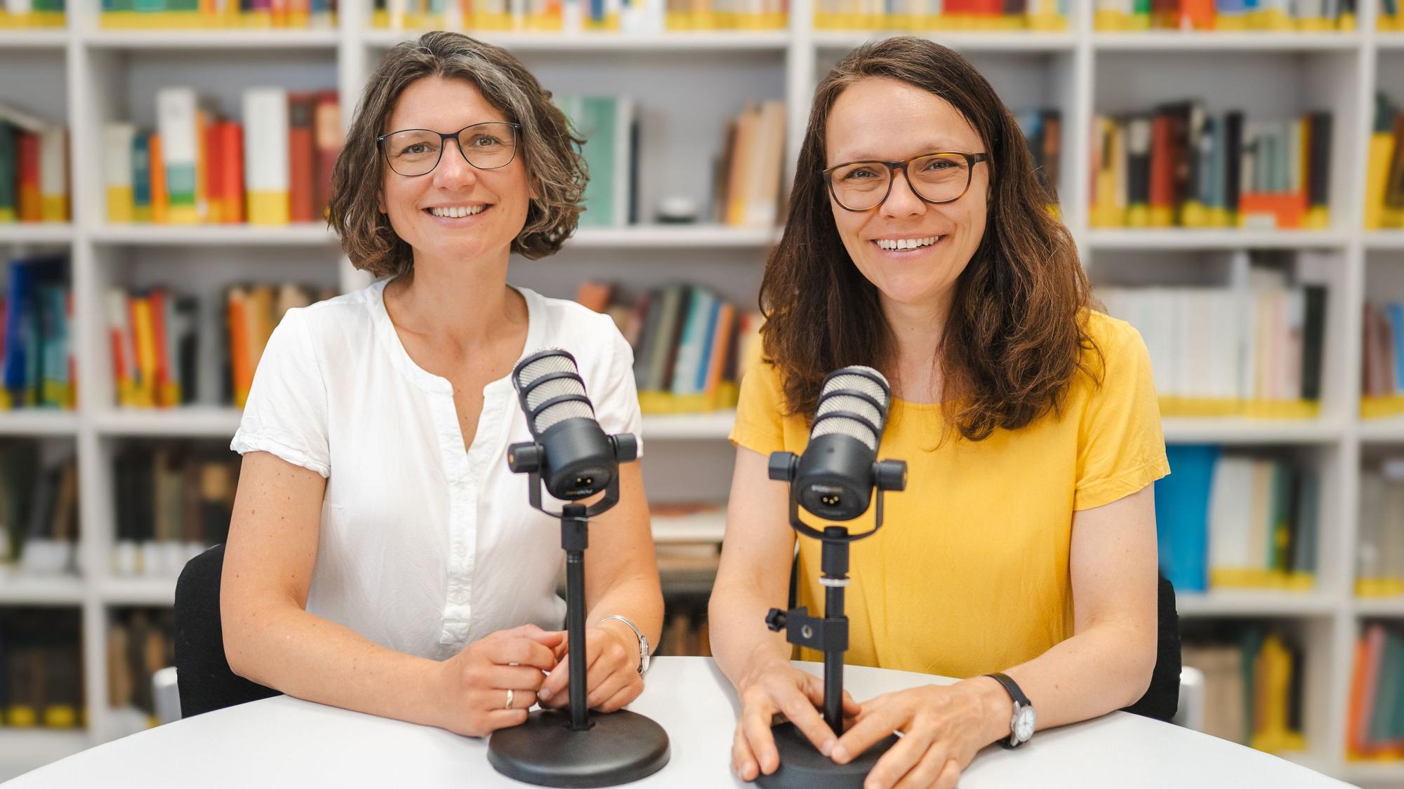 Nicole Bögelein (rechts), Kriminologin und Privatdozentin an der Uni Köln, hostet zusammen mit ihrer Kollegin Gina Rosa Wollinger, Professorin an der Kölner Hochschule für Polizei und öffentliche Verwaltung NRW, den Podcast True Criminology.