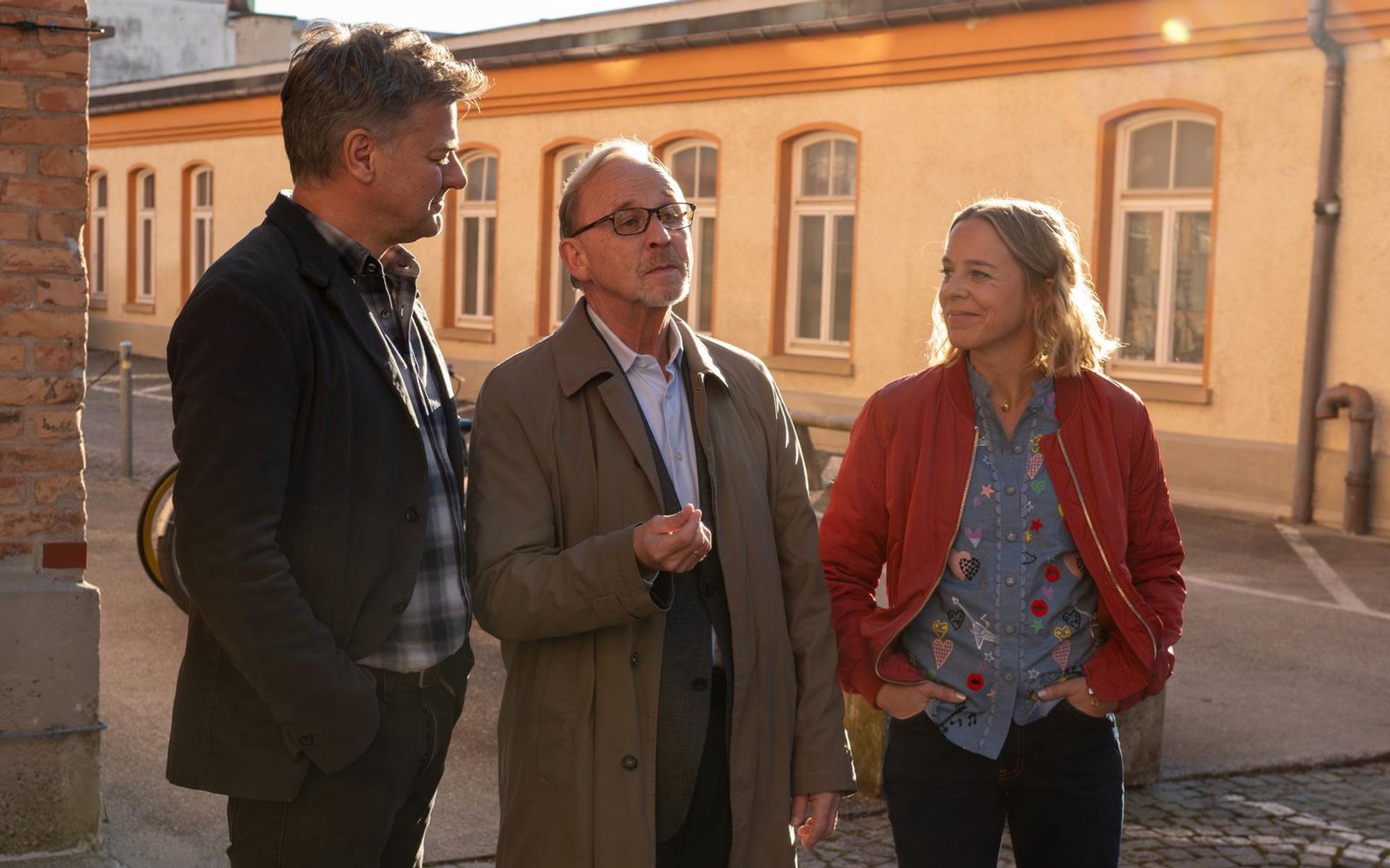 In „Die Stadt, die es nicht gibt“ ermittelt Ludwig Schaller (Alexander Held, Mitte) ein vorletztes Mal an der Seite seiner Kollegen Angelika Flierl (Bernadette Heerwagen) und Harald Neuhauser (Marcus Mittermeier). Auch den letzten „München Mord“-Film mit dem verstorbenen Schauspieler gibt es nun bereits online zu sehen. (Bild: ZDF/Susanne Bernhard)