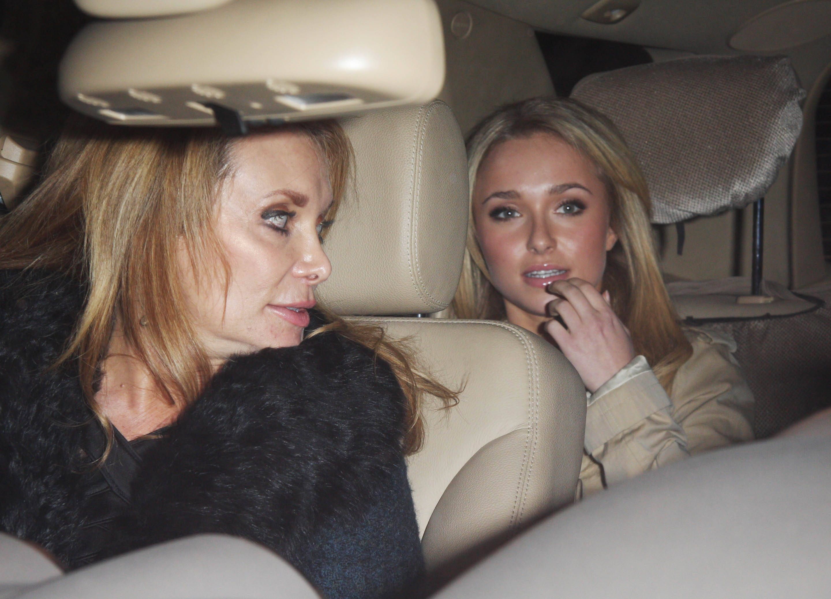 Hayden Panettiere und ihre Mutter Lesley Vogel sitzen im Auto.