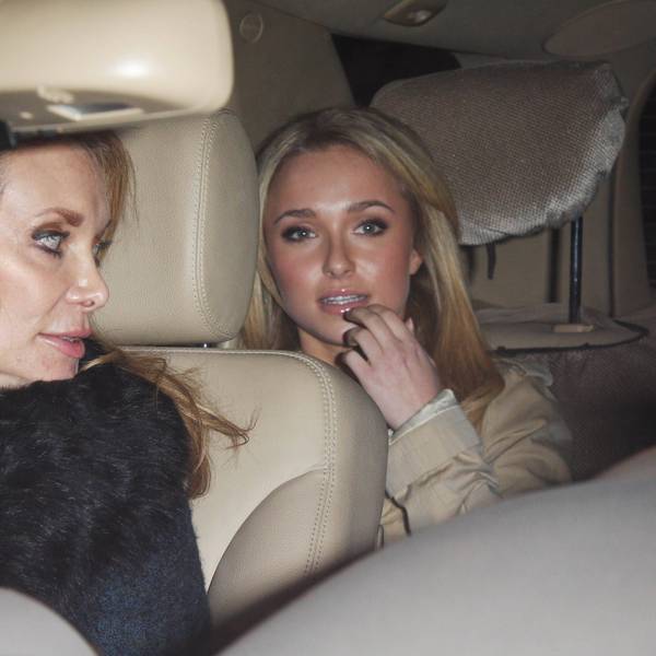 Hayden Panettiere und ihre Mutter Lesley Vogel sitzen im Auto.