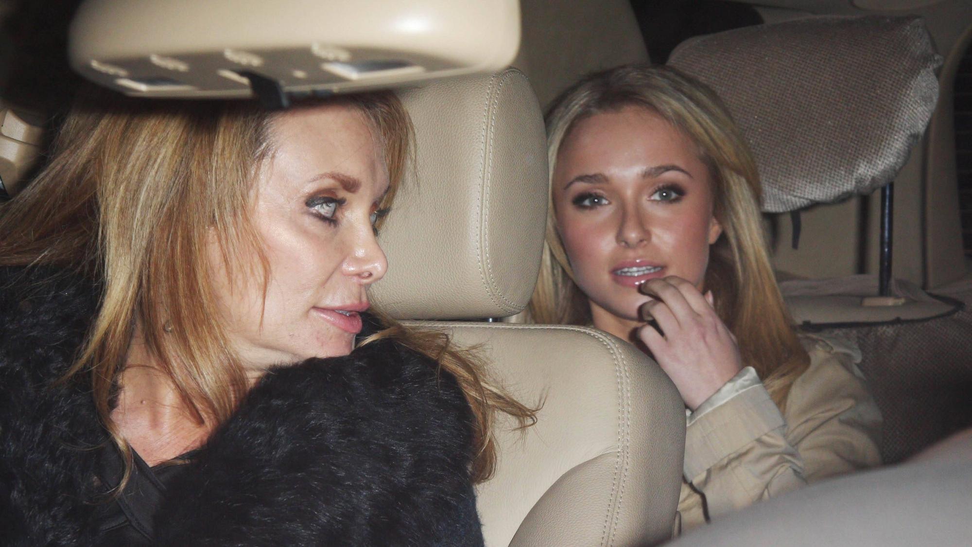 Hayden Panettiere und ihre Mutter Lesley Vogel sitzen im Auto.