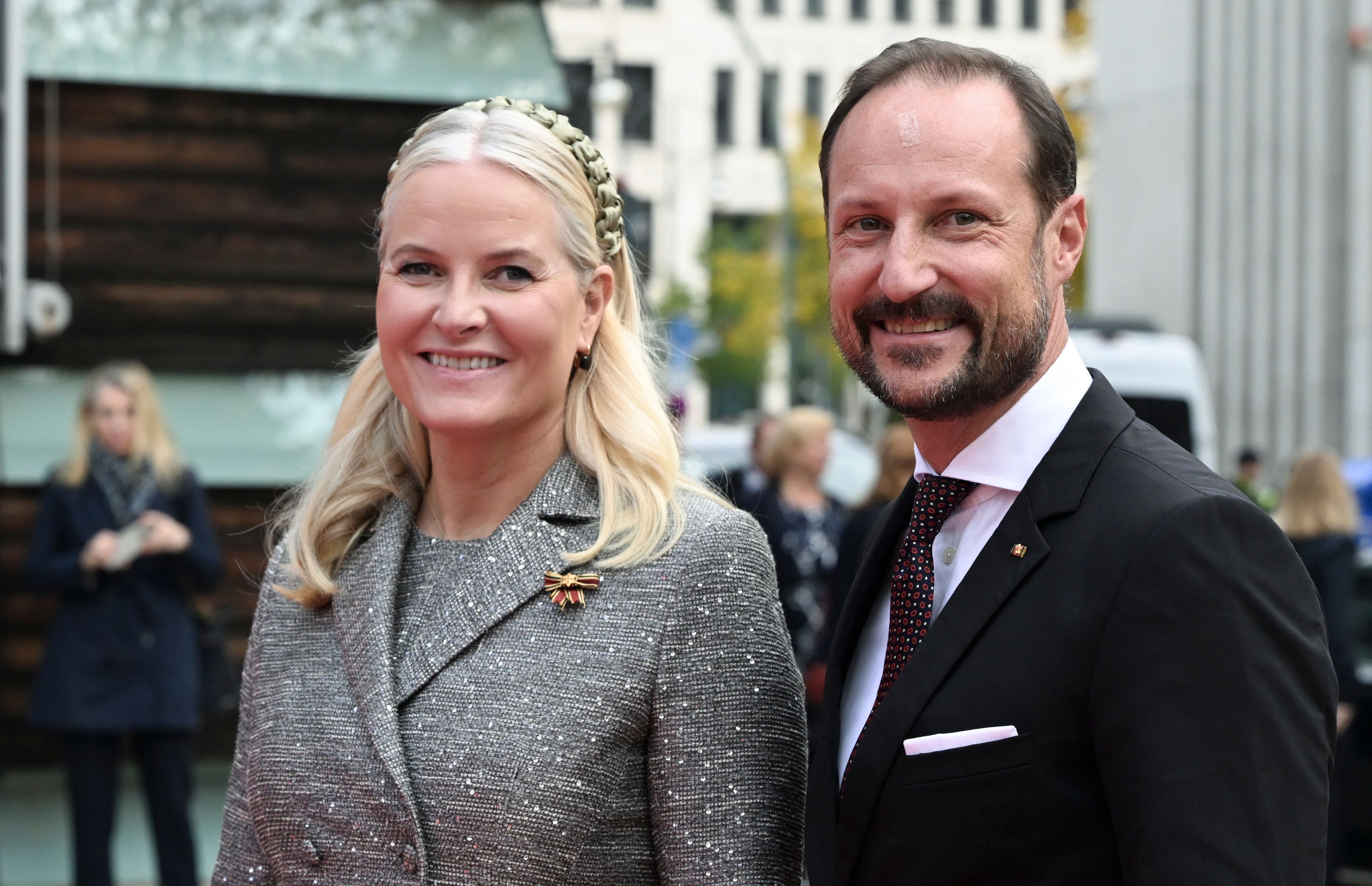 ARCHIV - 21.10.2024, Berlin: Die norwegische Kronprinzessin Mette-Marit und Kronprinz Haakon kamen 2024 zu einer Feier zum 25. Jubiläum der nordischen Botschaft. (zu dpa: «Mette-Marit und Haakon: Seit 25 Jahren durch Dick und Dünn») Foto: Jens Kalaene/dpa +++ dpa-Bildfunk +++
