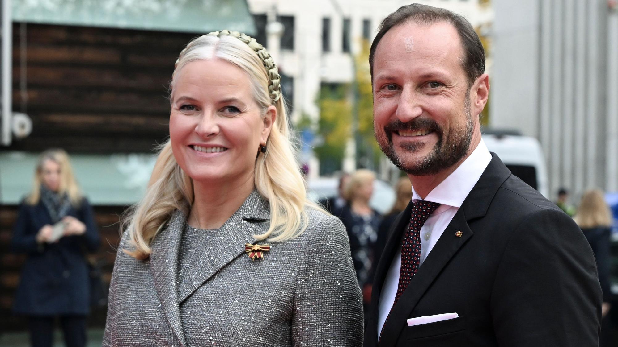 ARCHIV - 21.10.2024, Berlin: Die norwegische Kronprinzessin Mette-Marit und Kronprinz Haakon kamen 2024 zu einer Feier zum 25. Jubiläum der nordischen Botschaft. (zu dpa: «Mette-Marit und Haakon: Seit 25 Jahren durch Dick und Dünn») Foto: Jens Kalaene/dpa +++ dpa-Bildfunk +++