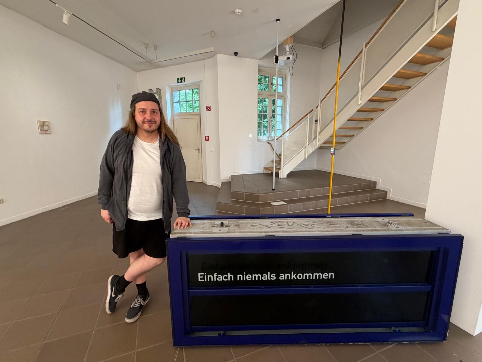 Der kleine Bahnanzeiger von Michael M.C. Driesch steht für Bewegung, Orientierung und die Erwartung an zu einem bestimmten Zeitpunkt an einem bestimmten Ort anzukommen.