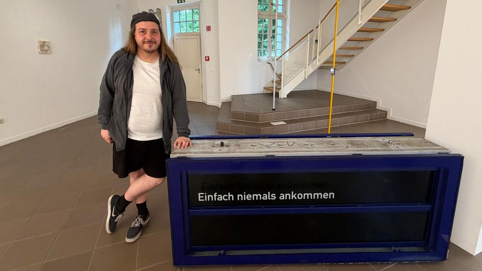 Der kleine Bahnanzeiger von Michael M.C. Driesch steht für Bewegung, Orientierung und die Erwartung an zu einem bestimmten Zeitpunkt an einem bestimmten Ort anzukommen.