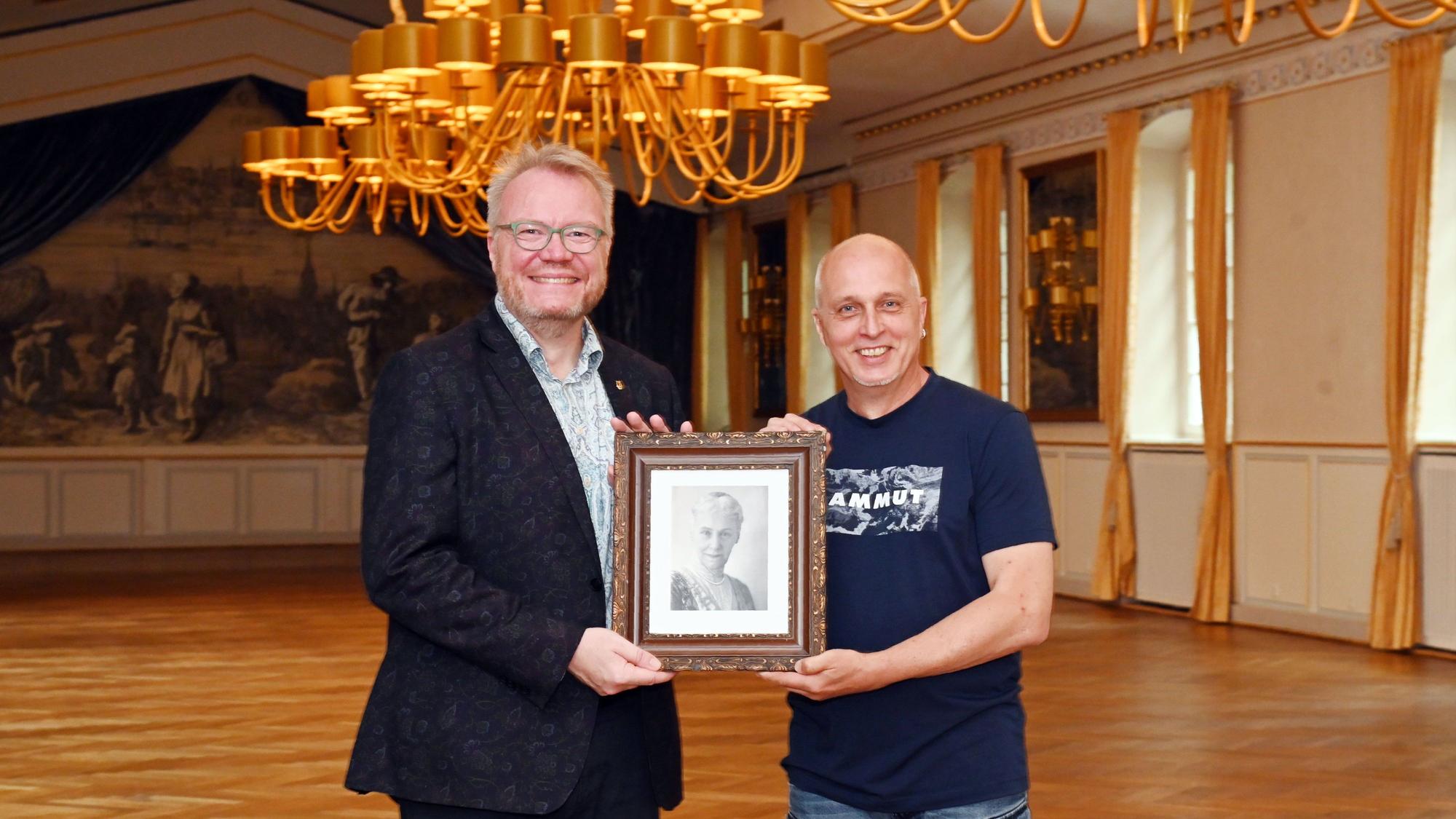 18.08.2026 Köln. Der Kölner Männergesangverein hat erstmals in 200 Jahren Geschichte einen Wettbewerb ausgerufen. Aufgabe: Schreibt ein Libretto für das neue Divertissementchen. Das gabs noch nie. Simon Wendring (li.) und Harald van Bonn. Auf dem Bild ist Mathilde von Mevissen zu sehen. Foto: Alexander Schwaiger