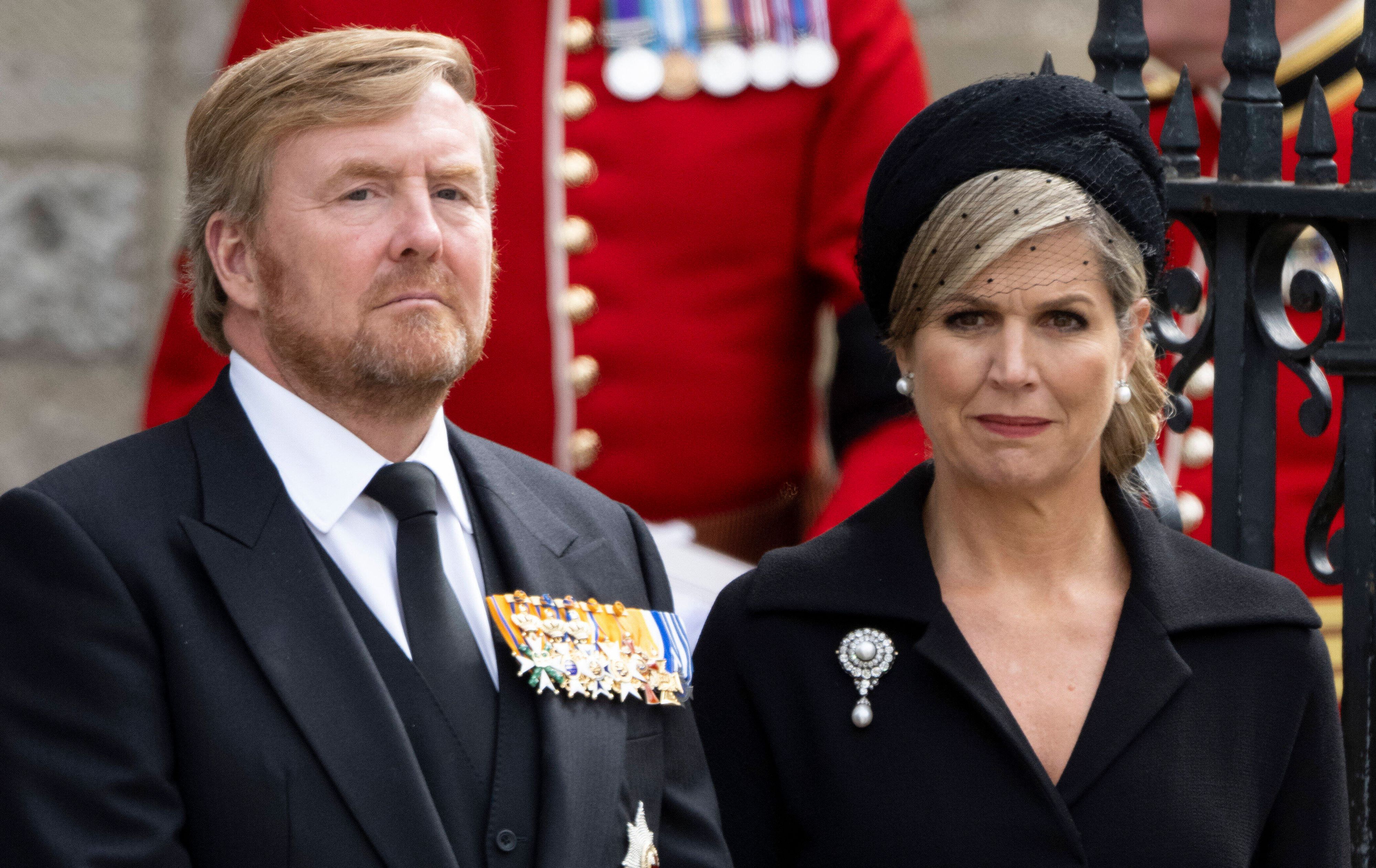 König Willem-Alexander und Königin Máxima stehen nebeneinander.