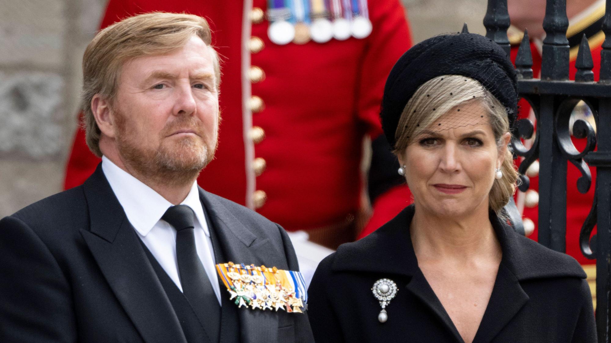 König Willem-Alexander und Königin Máxima stehen nebeneinander.