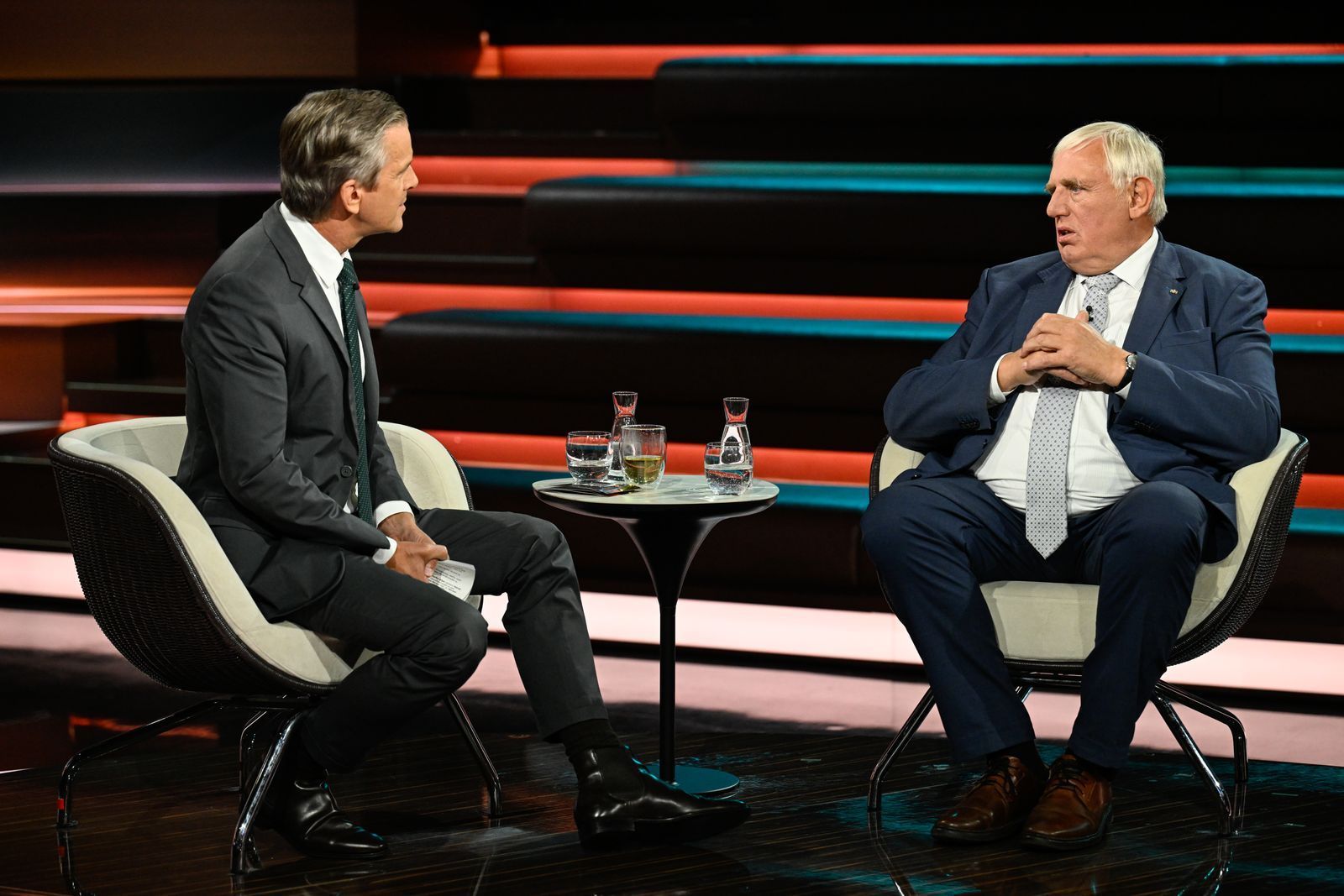 Im Gespräch mit Markus Lanz (links) äußerte sich CDU-Vize Karl-Josef Laumann emotional zum Rücktritt von Jens Spahn. (Bild: ZDF / Markus Hertrich)