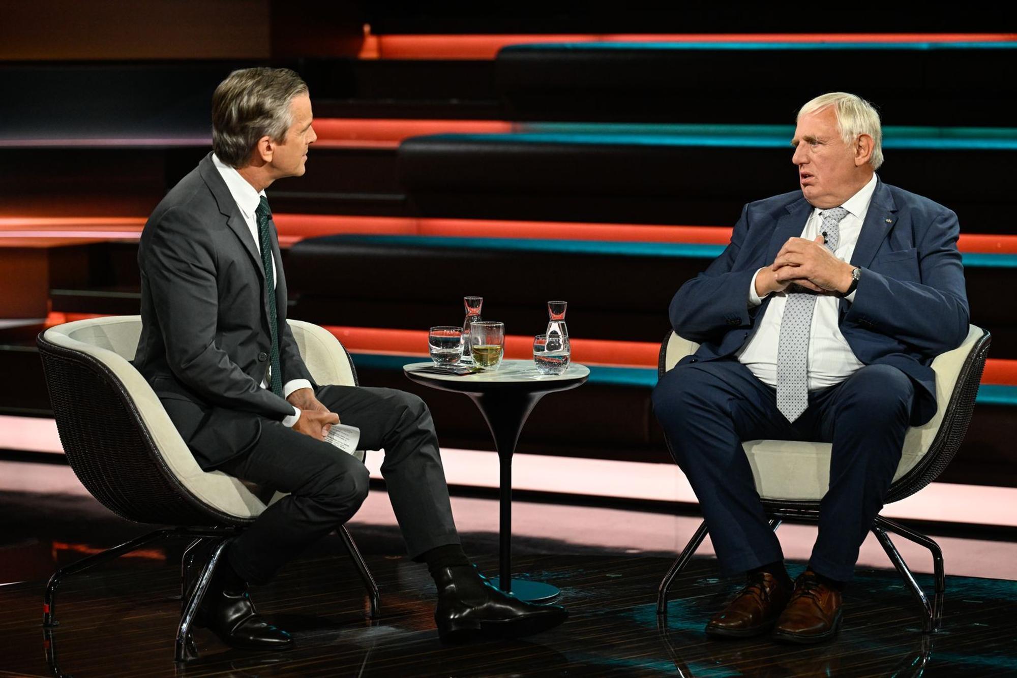 Im Gespräch mit Markus Lanz (links) äußerte sich CDU-Vize Karl-Josef Laumann emotional zum Rücktritt von Jens Spahn. (Bild: ZDF / Markus Hertrich)