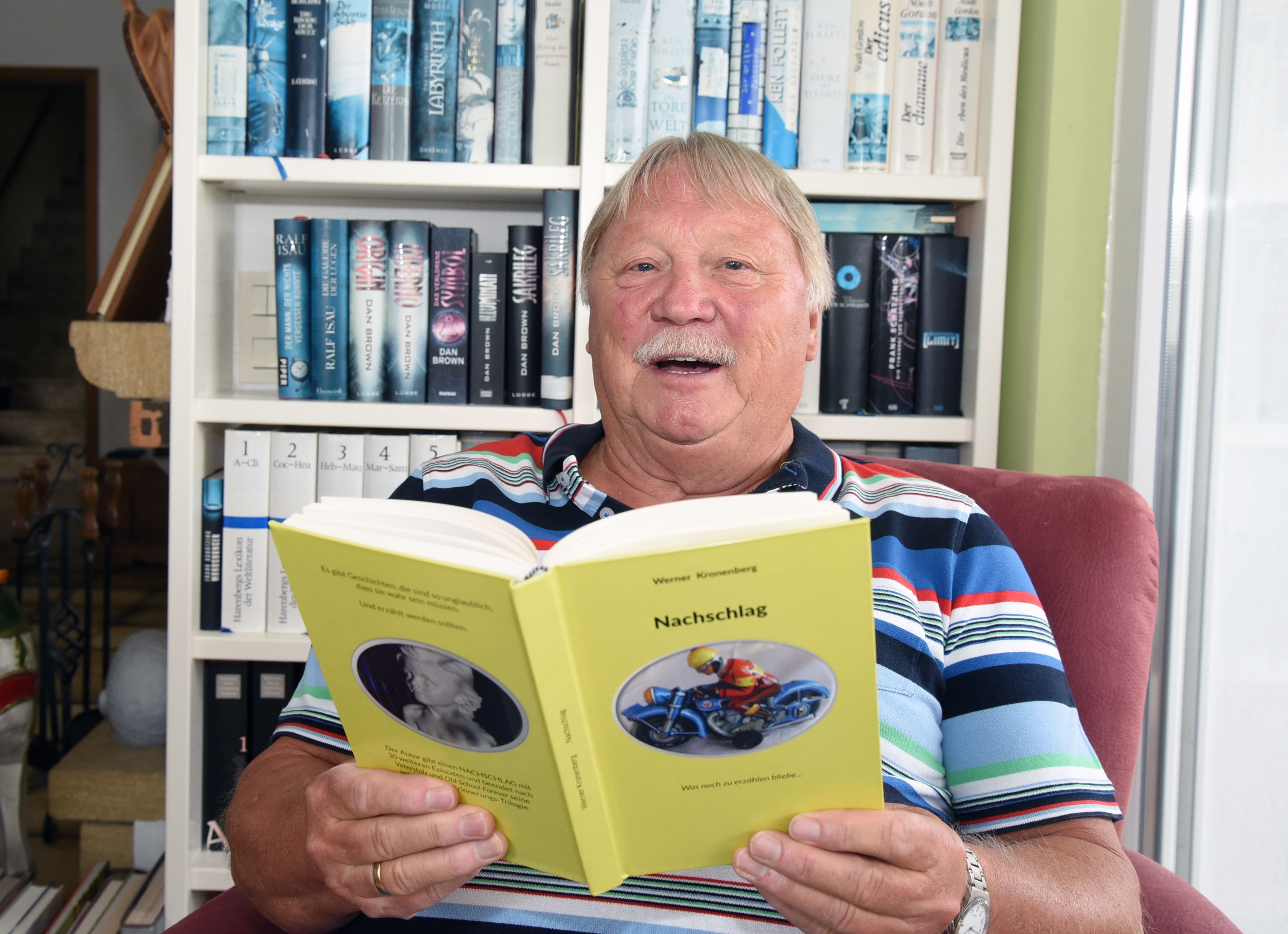 Werner Kronenberg hält sein neues Buch in den Händen.