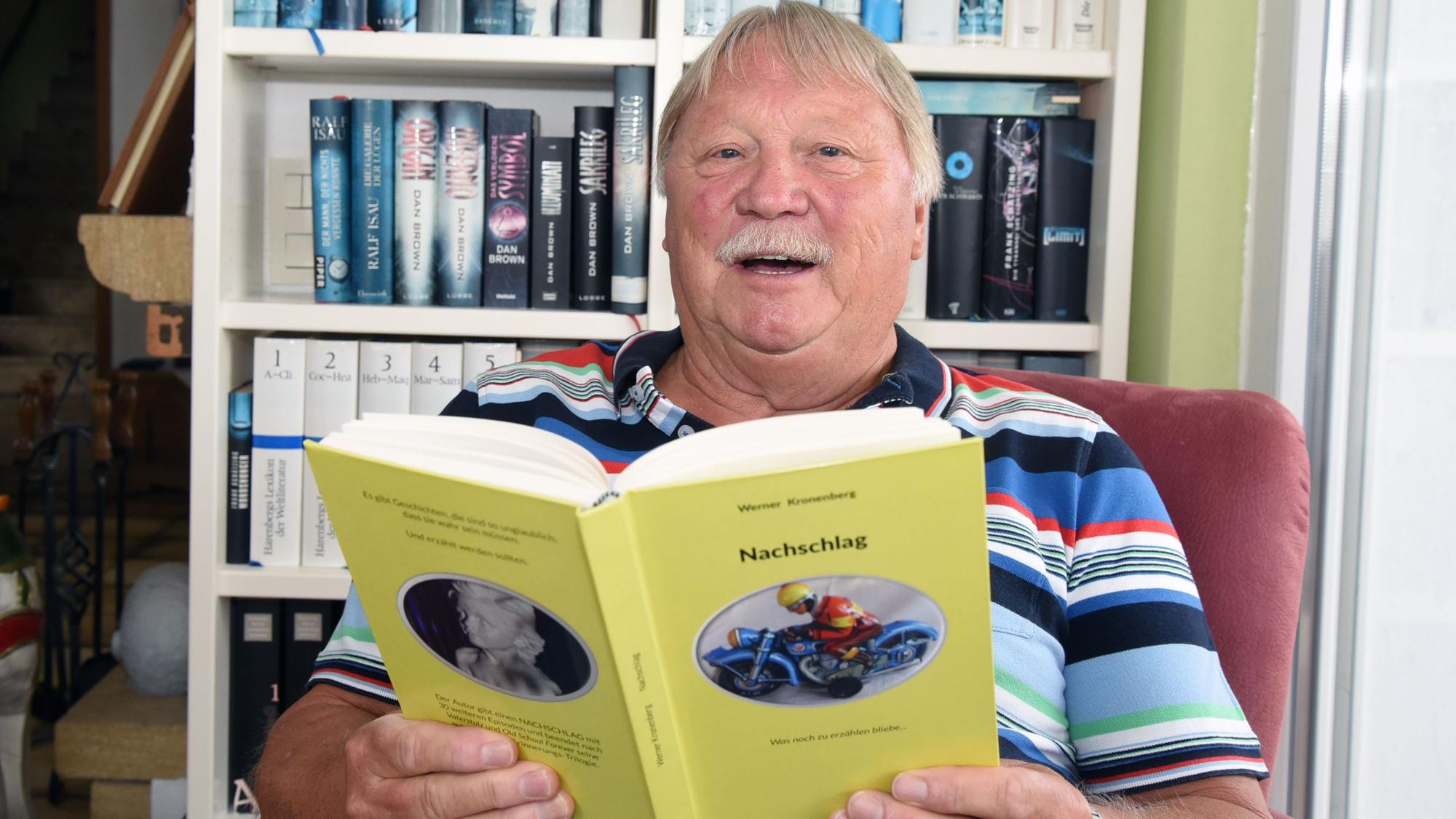 Werner Kronenberg hält sein neues Buch in den Händen.