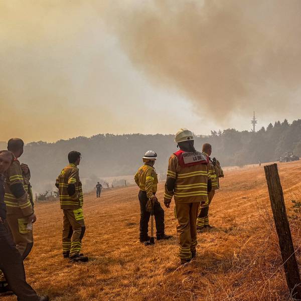Verschiedene Einsatzkräfte stehen am 14. August 2026 auf einem Feld Nahe Hürtgenwald und blicken in Richtung eines Waldbrands, der Himmel ist rot gefärbt und durch Rauch verdunkelt.
Zum KNA-Interview mit Bischof Helmut Dieser „Im Hürtgenwald war das ganze Land für die Menschen da“