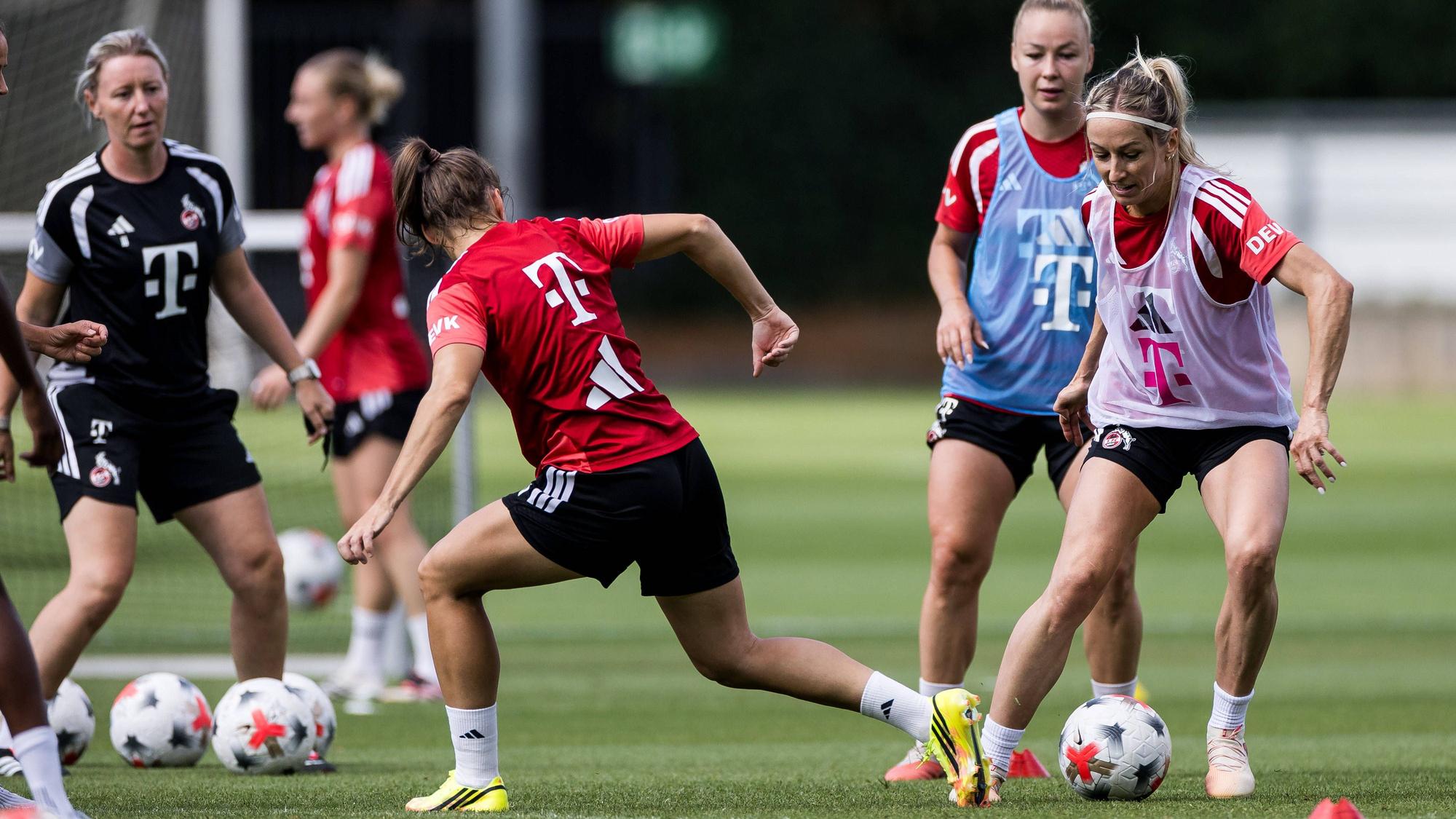 Training 1. FC Köln Frauen 06.08.2026 KÖLN, DEUTSCHLAND - AUGUST 06: Kathrin Kathy Henrichs 1. FC Köln, 4 am Ball gegen Dora Zeller 1. FC Köln, 19 während einer Trainingseinheit der Frauen des 1. FC Köln auf Platz 7 des Geissbockheims am 06.08.2026 in Köln, Deutschland *** Training: 1. FC Köln Women, August 6, 2026, Cologne, Germany. August 6, Kathrin Kathy Henrichs, 1. FC Köln, 4 with the ball against Dora Zeller 1 of 1 FC Köln, 19 during a training session for the 1 FC Köln womens team on Field 7 at the Geissbockheim on August 6, 2026, in Cologne, Germany Copyright: xBEAUTIFULxSPORTS/Wunderlx