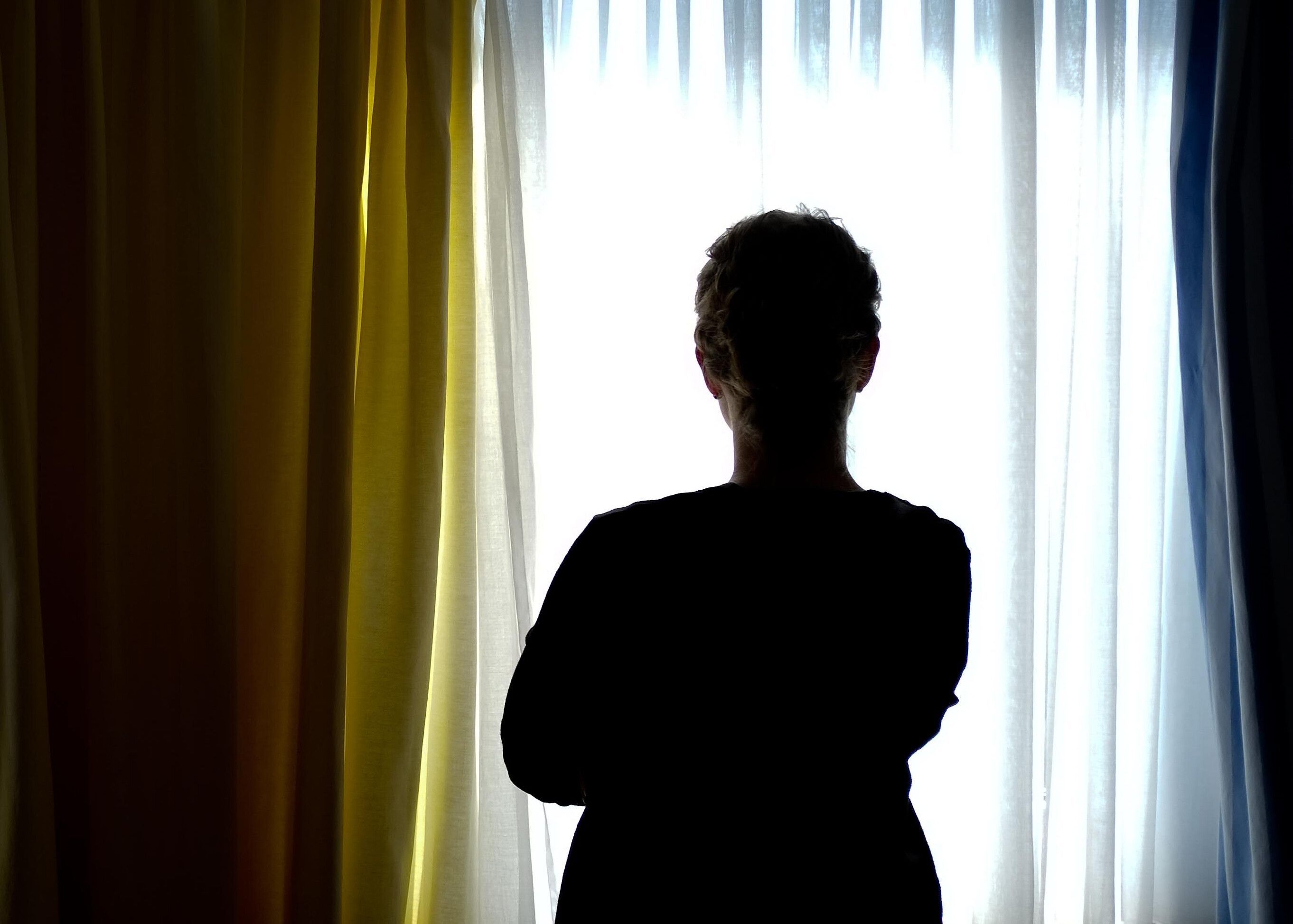 Eine junge Frau steht in einem Zimmer eines Frauenhauses. (zu dpa: «Initiative soll Auszug aus Frauenhäusern erleichtern») +++ dpa-Bildfunk +++