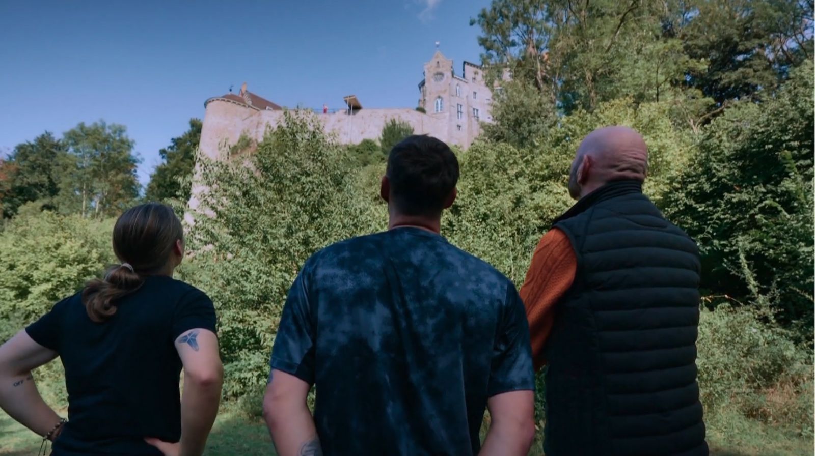 Ups! Gabriel Kelly, Max Kruse und Ralph Morgenstern (von links) droht bei einer Mutprobe ein Bungee-Sprung. Da rutschen die Herzchen in die Hosen. (Bild: RTL)