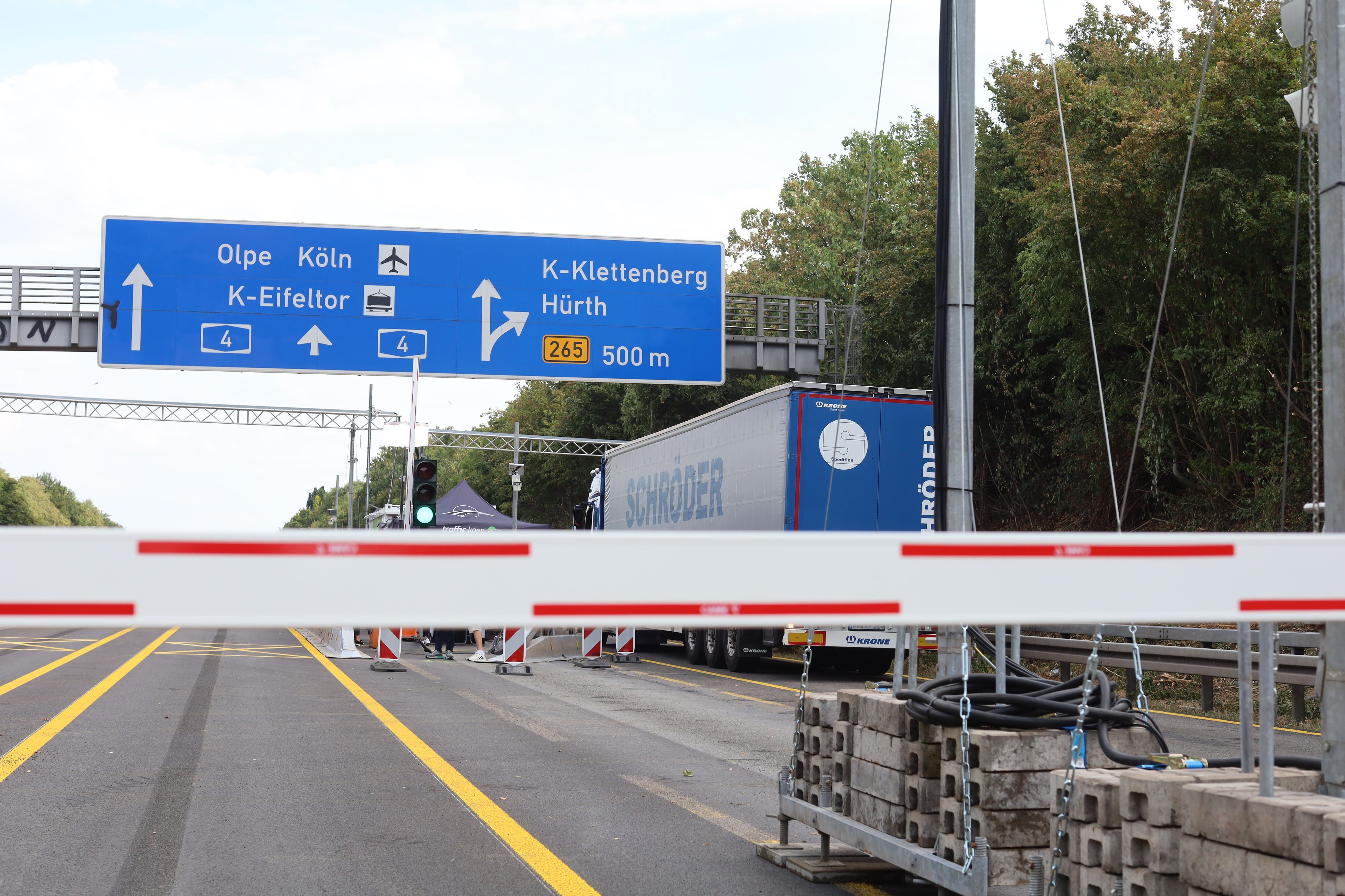 6000 Verstöße gegen die Gewichtsbeschränkungen auf der A4 wurden seit 1. August geahndet: Die neue Schrankenanlage in Höhe der Ausfahrt Klettenberg erfüllt ihren Zweck.