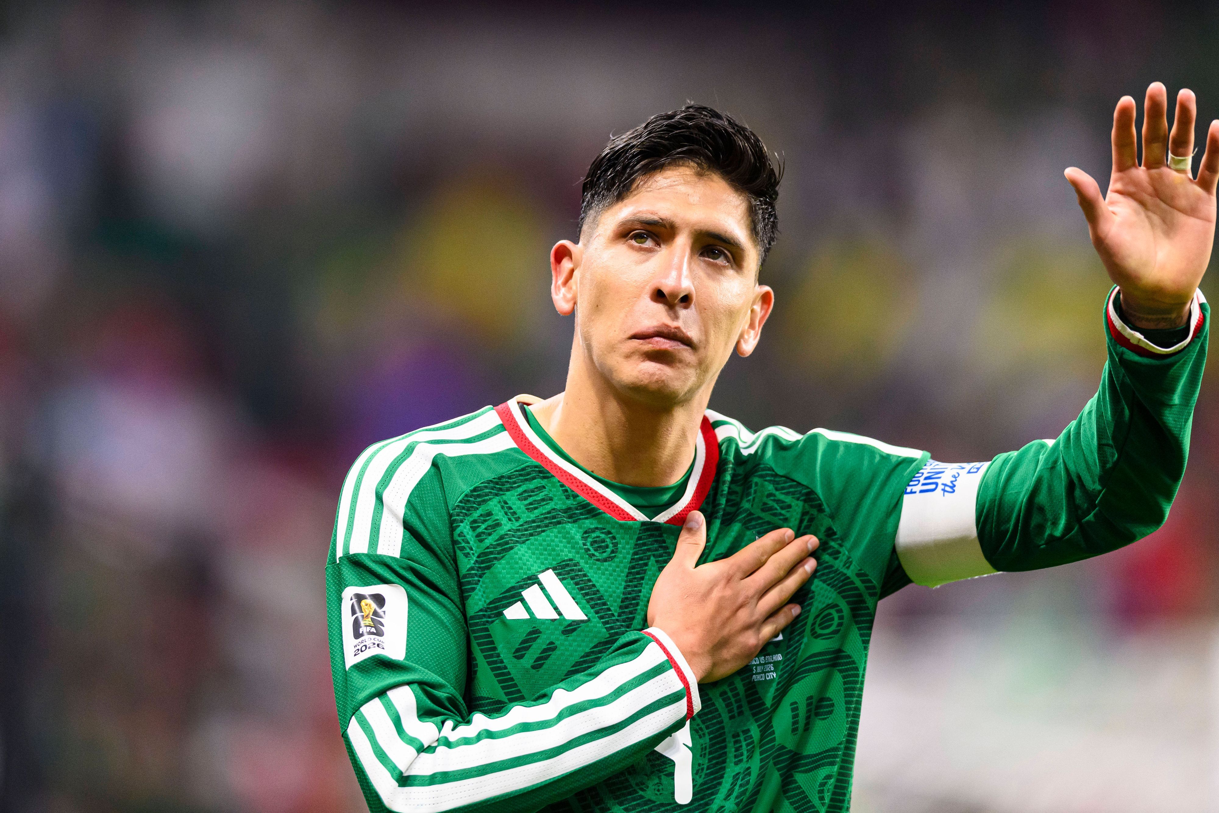 Edson Alvarez winkt.
