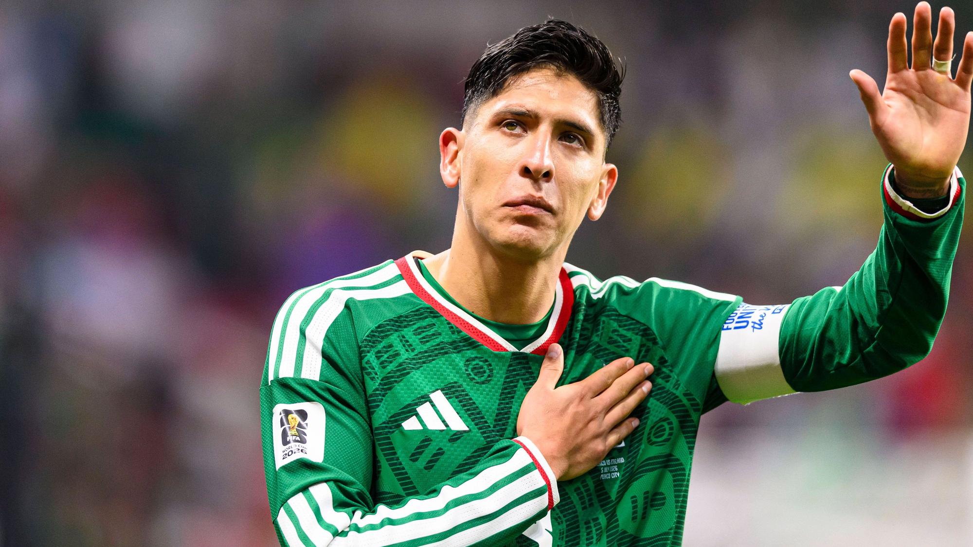 Edson Alvarez winkt.