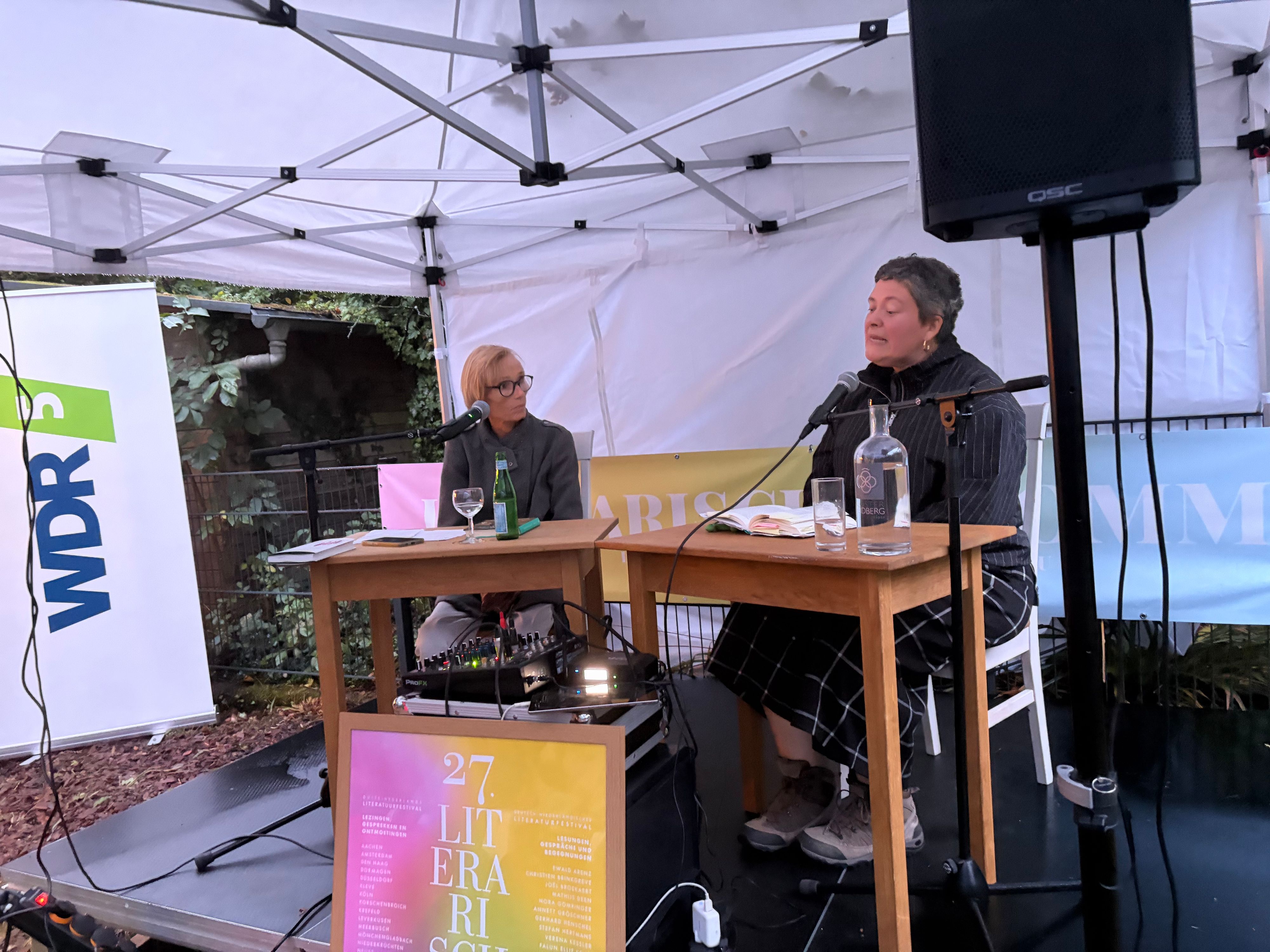 Autorin Nora Gomringer (r.) im Gespräch mit Maren Jungclaus (l.) vom Literaturbüro NRW.