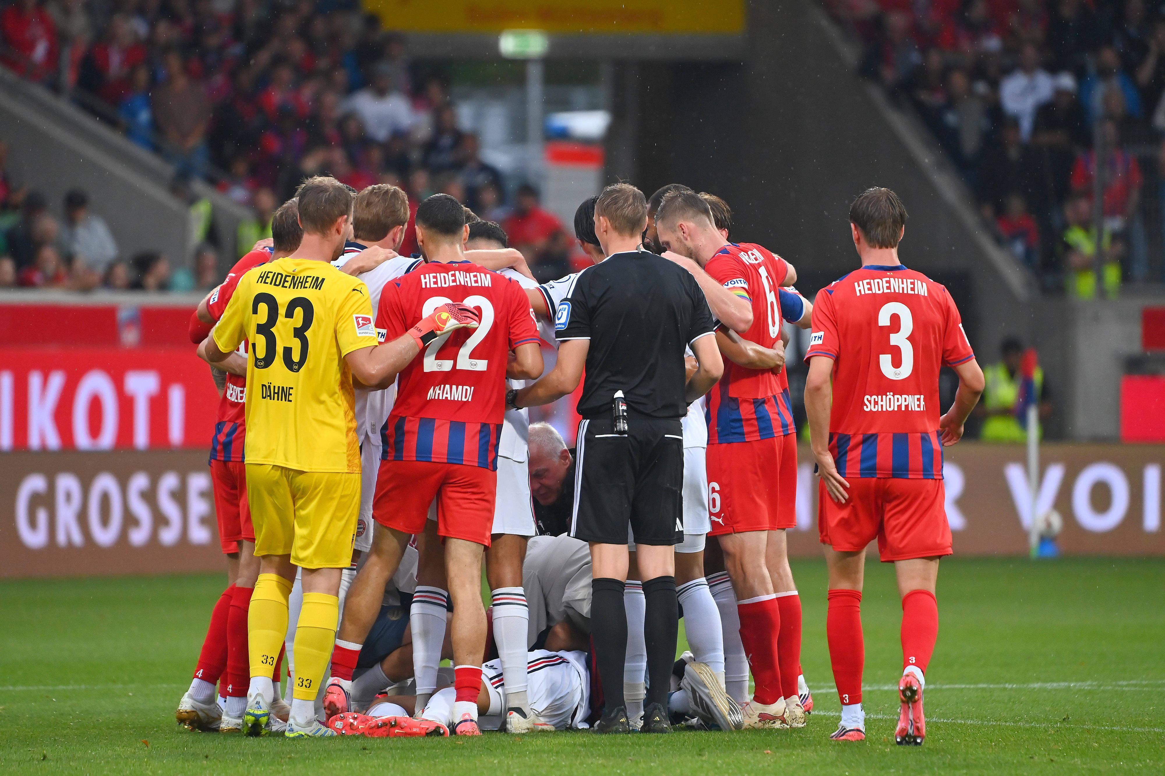 Seine Mitspieler bilden einen schützenden Kreis um Jamal Musiala: Absolut richtig reagiert, sagt der Kölner Sportwissenschaftler Ingo Froböse.