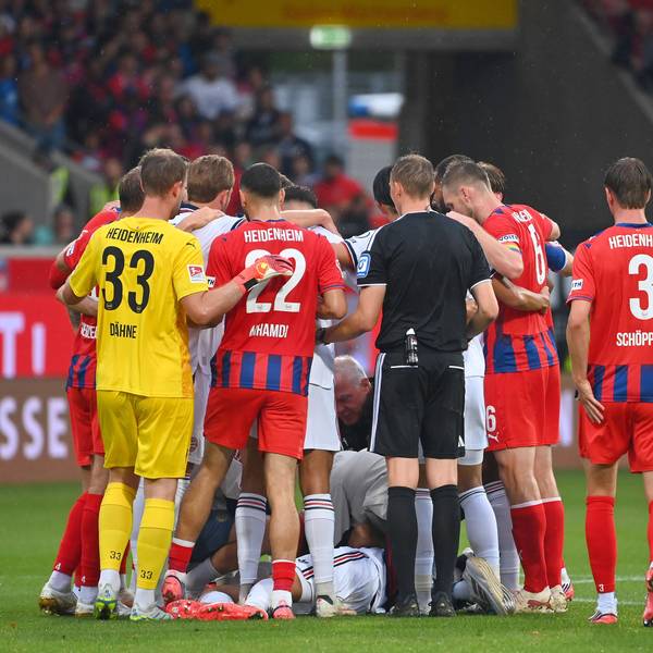 Seine Mitspieler bilden einen schützenden Kreis um Jamal Musiala: Absolut richtig reagiert, sagt der Kölner Sportwissenschaftler Ingo Froböse.