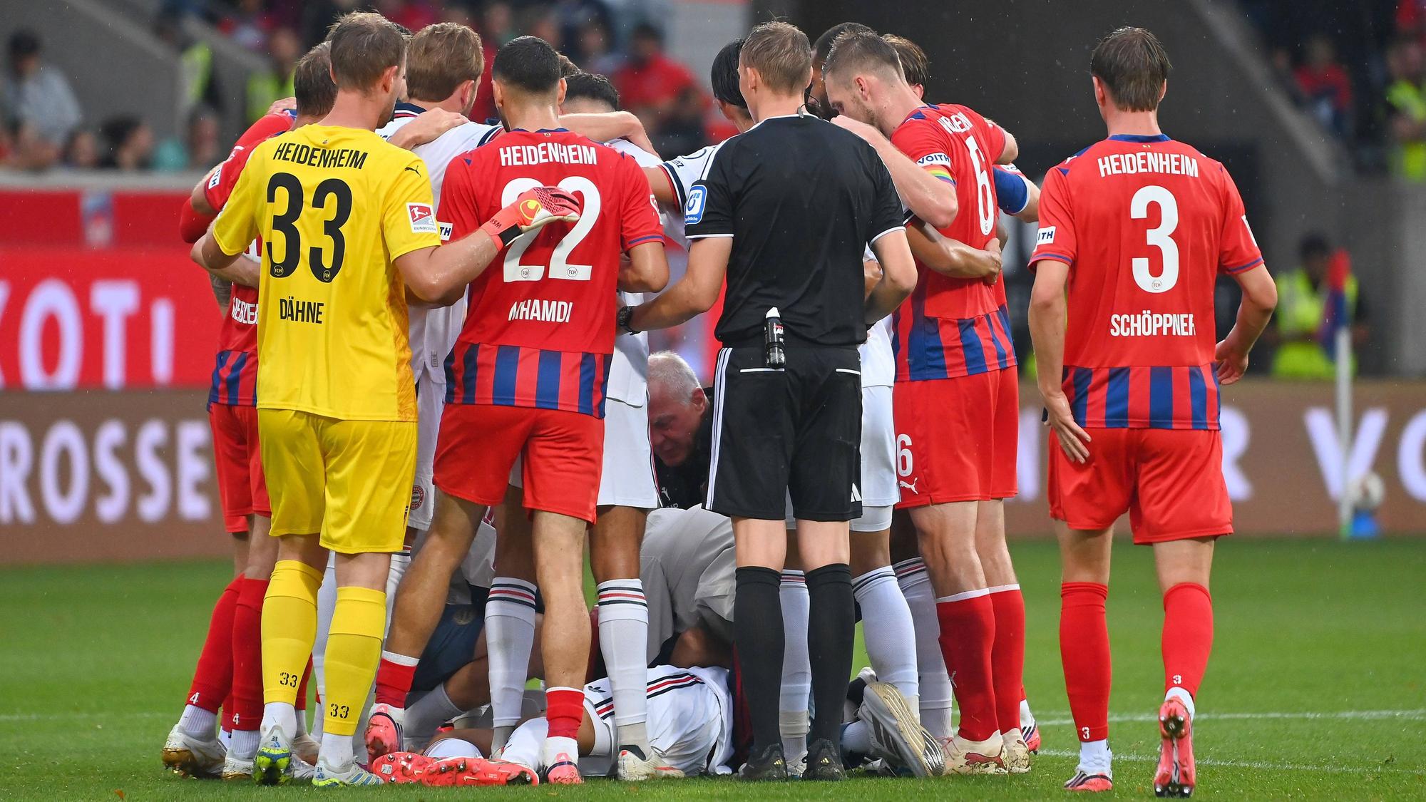 Seine Mitspieler bilden einen schützenden Kreis um Jamal Musiala: Absolut richtig reagiert, sagt der Kölner Sportwissenschaftler Ingo Froböse.