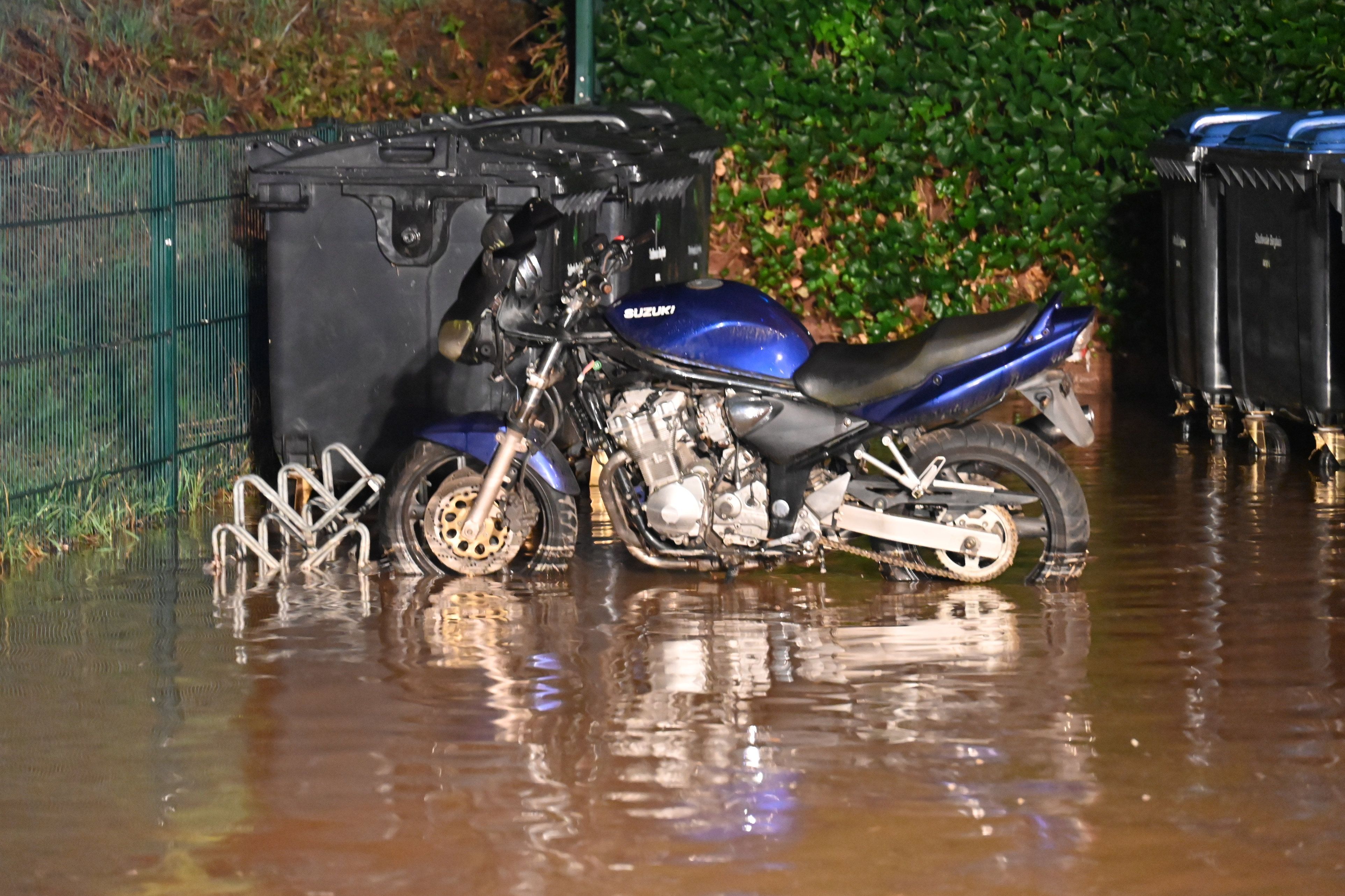 Straßen standen knöcheltief unter Wasser.