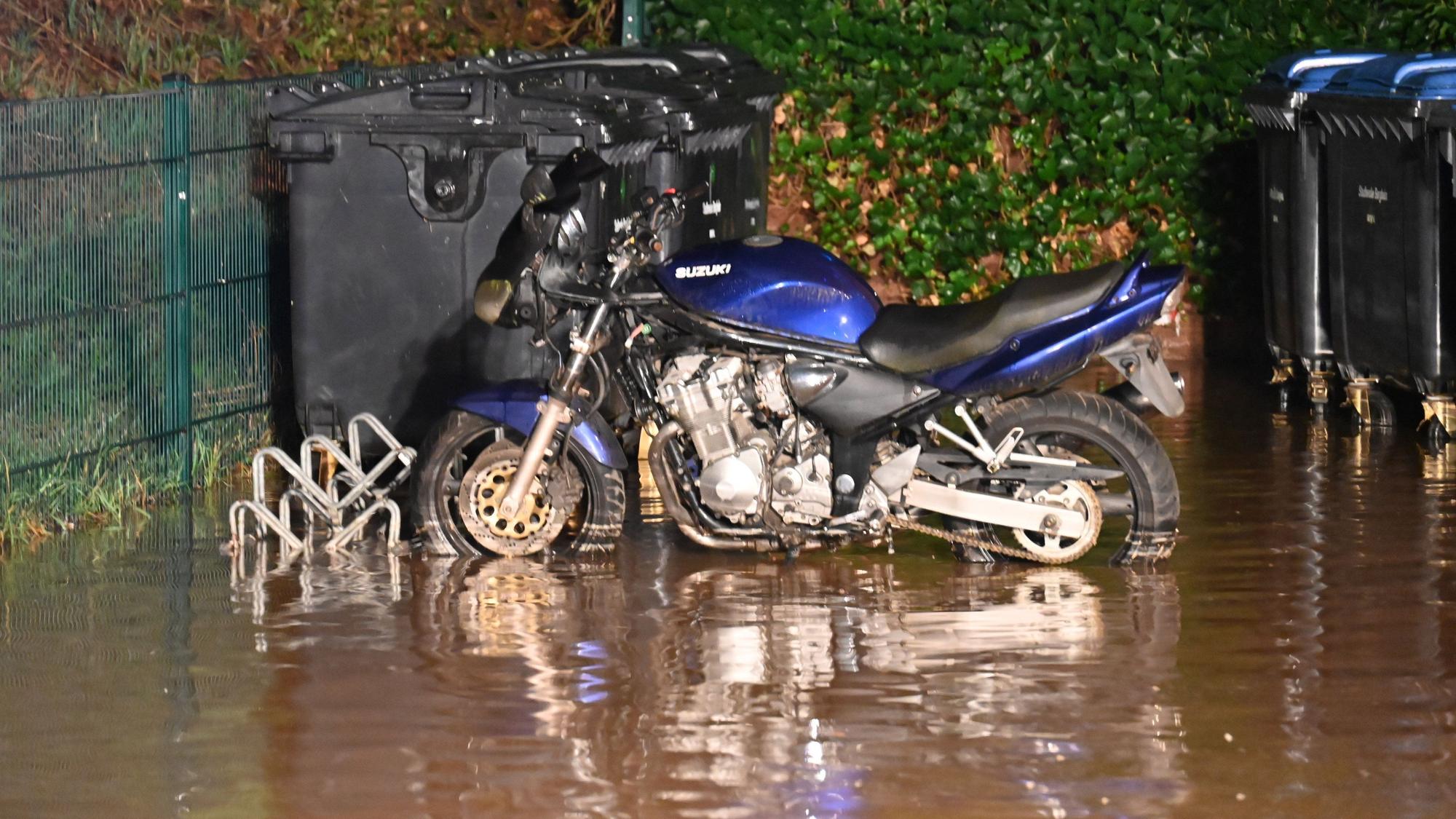 Straßen standen knöcheltief unter Wasser.