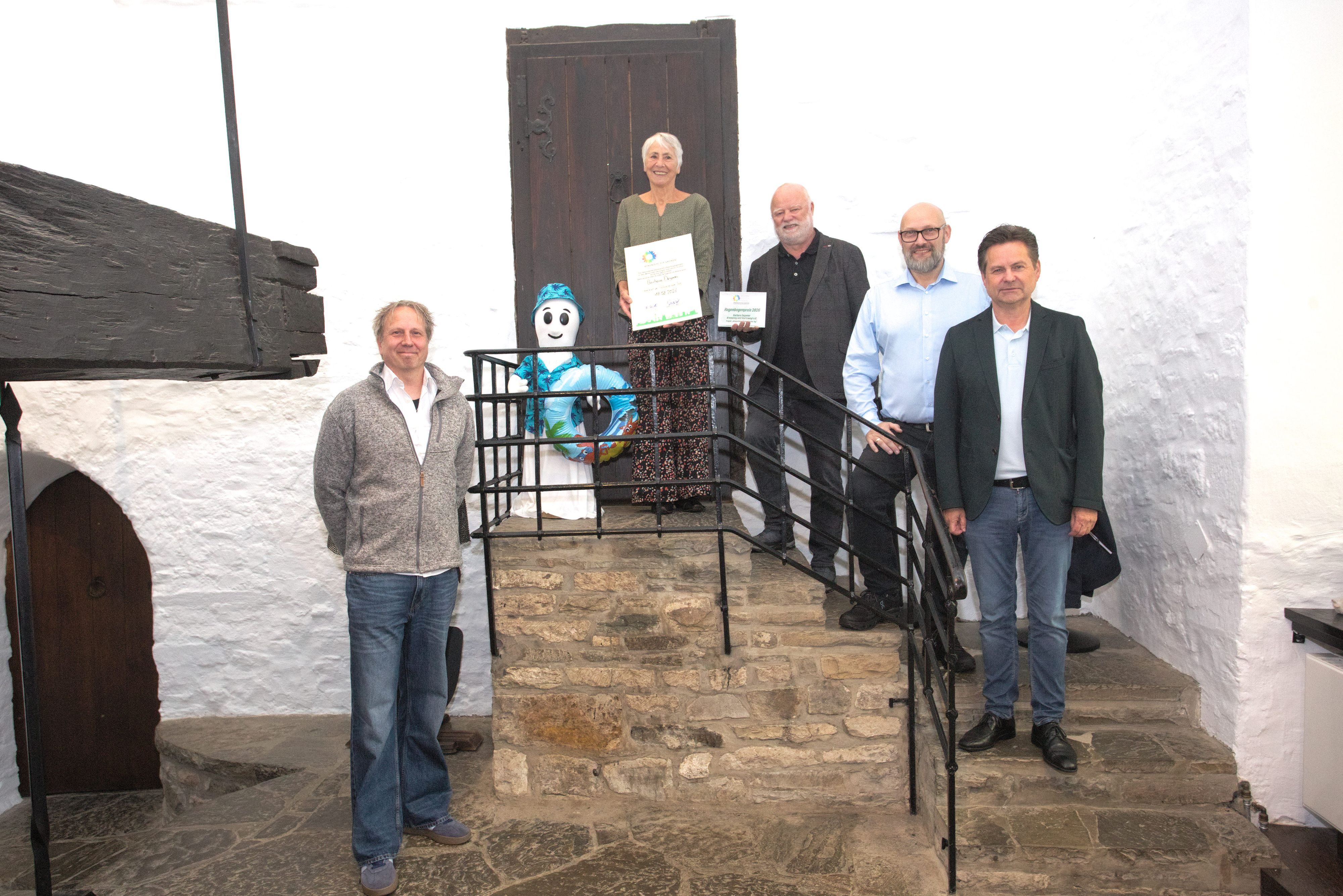 Das Foto zeigt fünf Personen bei der Preisübergabe.