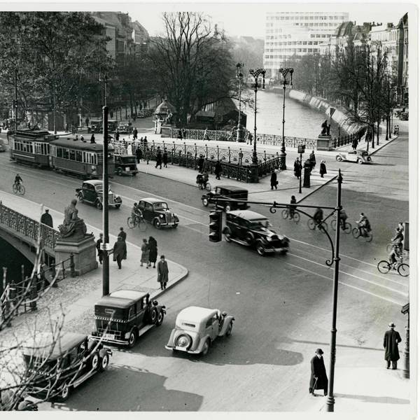 Ein Foto, das 1935 aufgenommen wurde, zeigt eine Straßenkreuzung mit einer Brücke, die über einen Kanal führt.