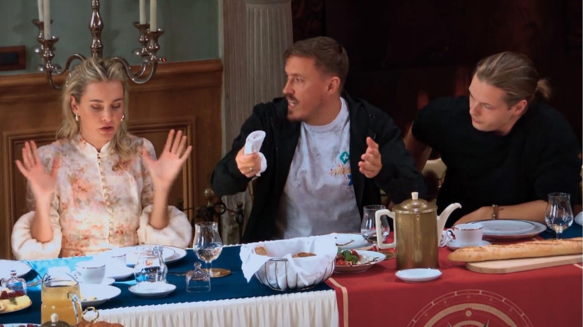 Die Nerven liegen blank. Schon beim Frühstück konfrontierte Nina Meise ihren Hauptverdächtigen Max kruse (Mitte): „Der Kopf der Verräter ist Max.“ (Bild: RTL)