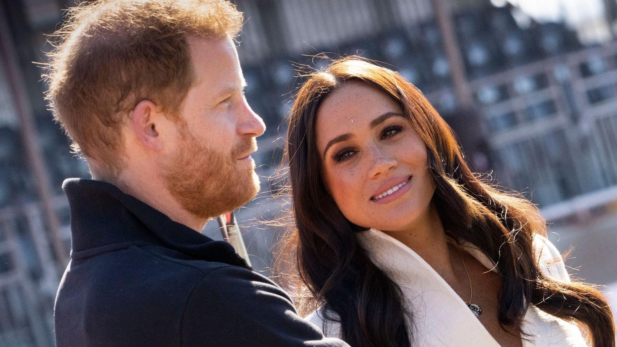 Prinz Harry und Meghan posieren.