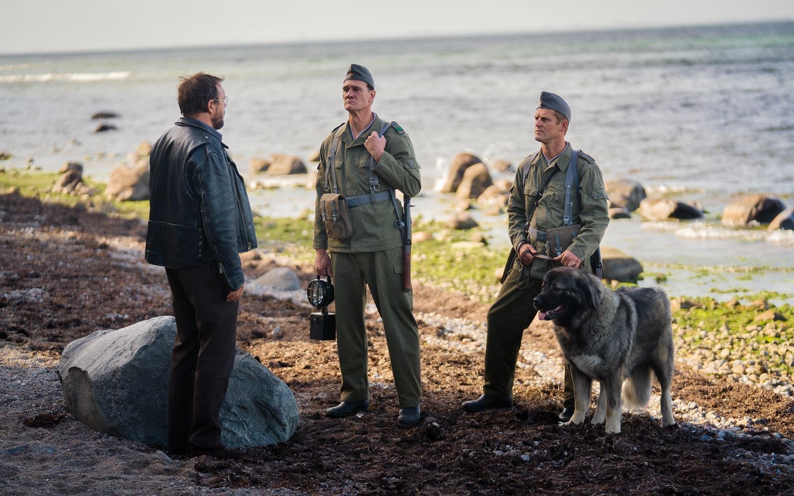 Paul Gompitz (Charly Hübner, links) träumt von einem Spaziergang nach Syrakus, aber in der DDR der 80er-Jahre haben solche Träume klare Grenzen. (Bild: Sammy Hart/Pandora Film)