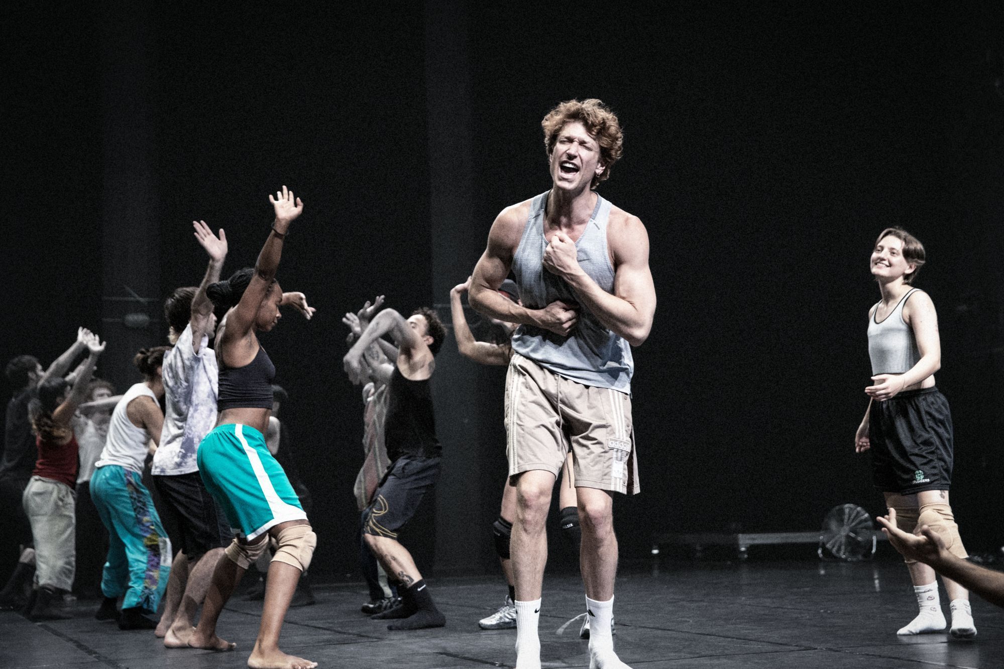 Daniel Donskoy (oben) und Diego Rodriguez in „Rebel Rebel“, dem Eröffnungsstück der Ruhrtriennale 2026