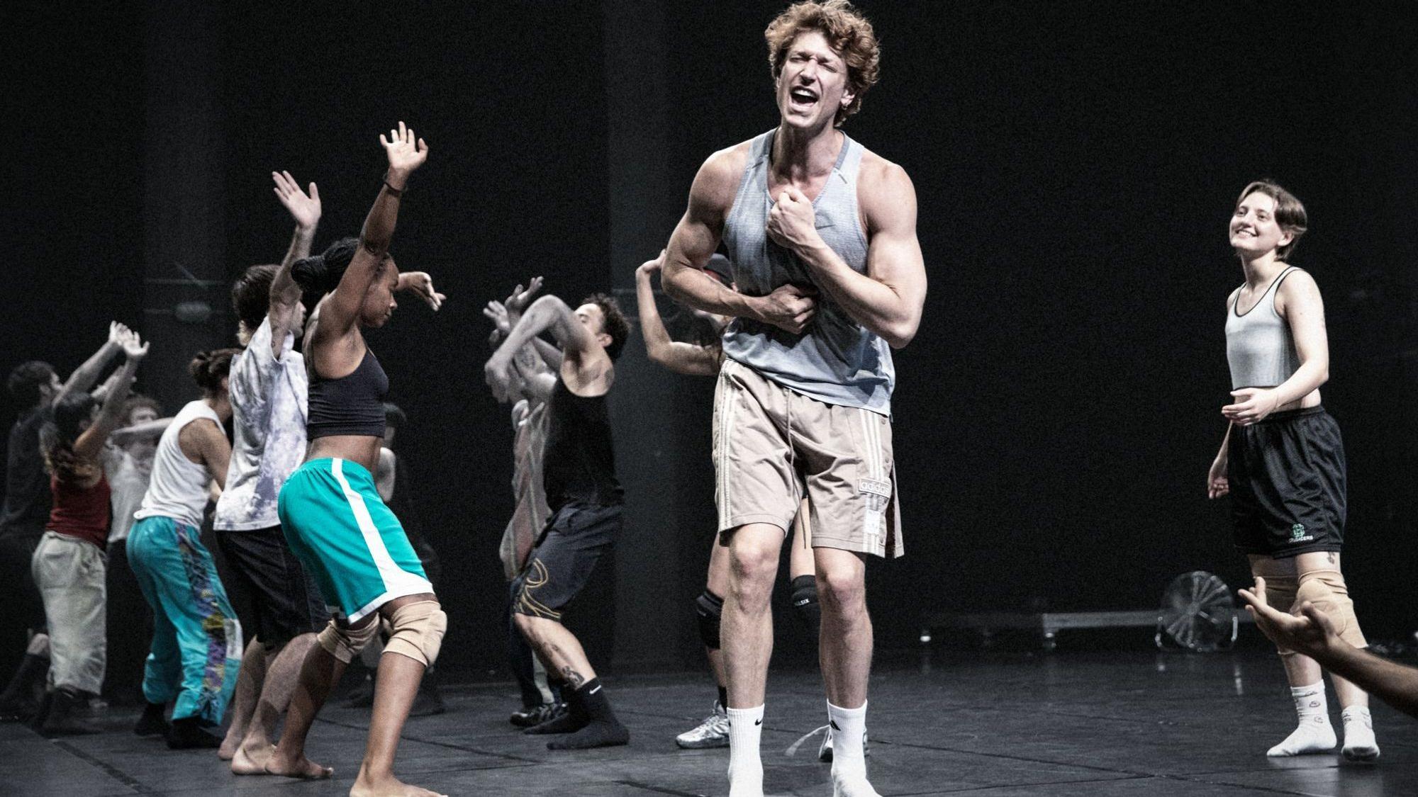 Daniel Donskoy (oben) und Diego Rodriguez in „Rebel Rebel“, dem Eröffnungsstück der Ruhrtriennale 2026