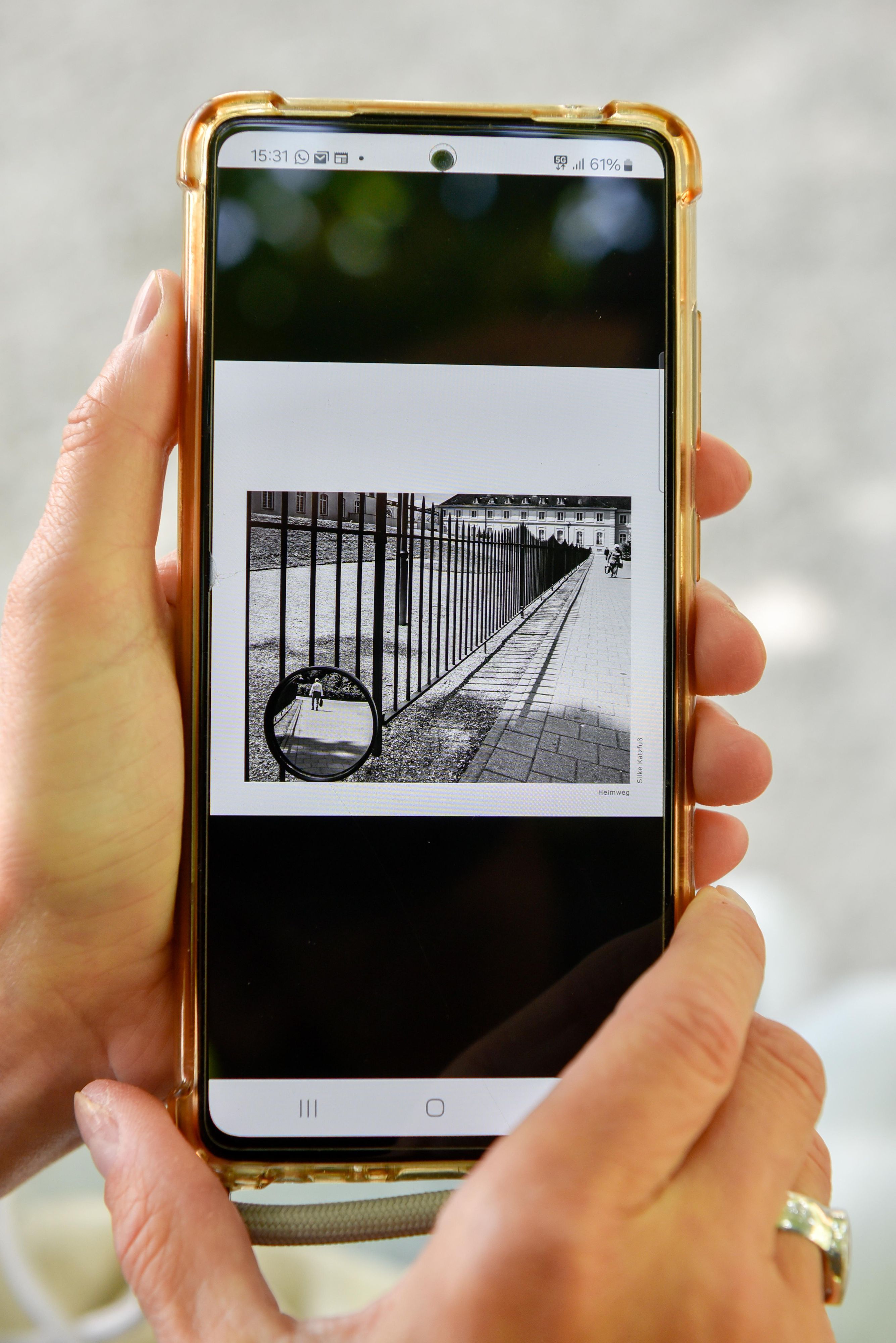 Ihre Galerie hat sie mit ausgewählten Motiven in ihrem Mobiltelefon dabei, grafische Umsetzungen ihres Heimwegs oder morgendlicher Nebel über dem Schlossgraben.