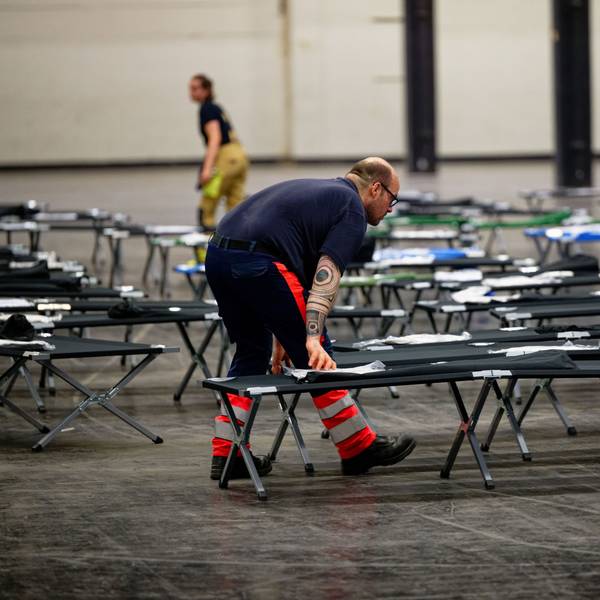 28.06.2026, Nordrhein-Westfalen, Köln: Kräfte des Malteser-Hilfsdienstes bauen im Notfallversorgungszentrum der Feuerwehr Köln in einer gekühlten Messehalle Feldbeten auf. Foto: Henning Kaiser/dpa +++ dpa-Bildfunk +++